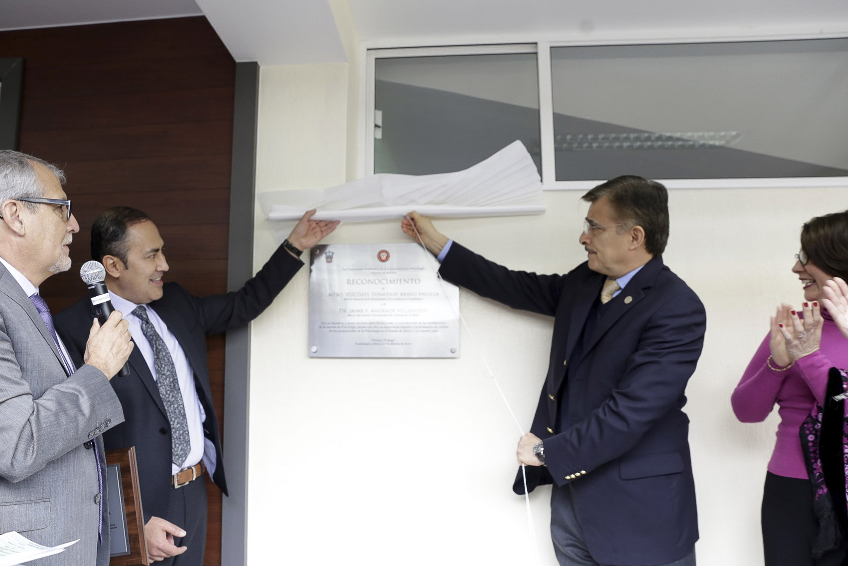 Rector General y rector del CUCS develando placa del Auditorio Wenceslao Orozco y Sevilla