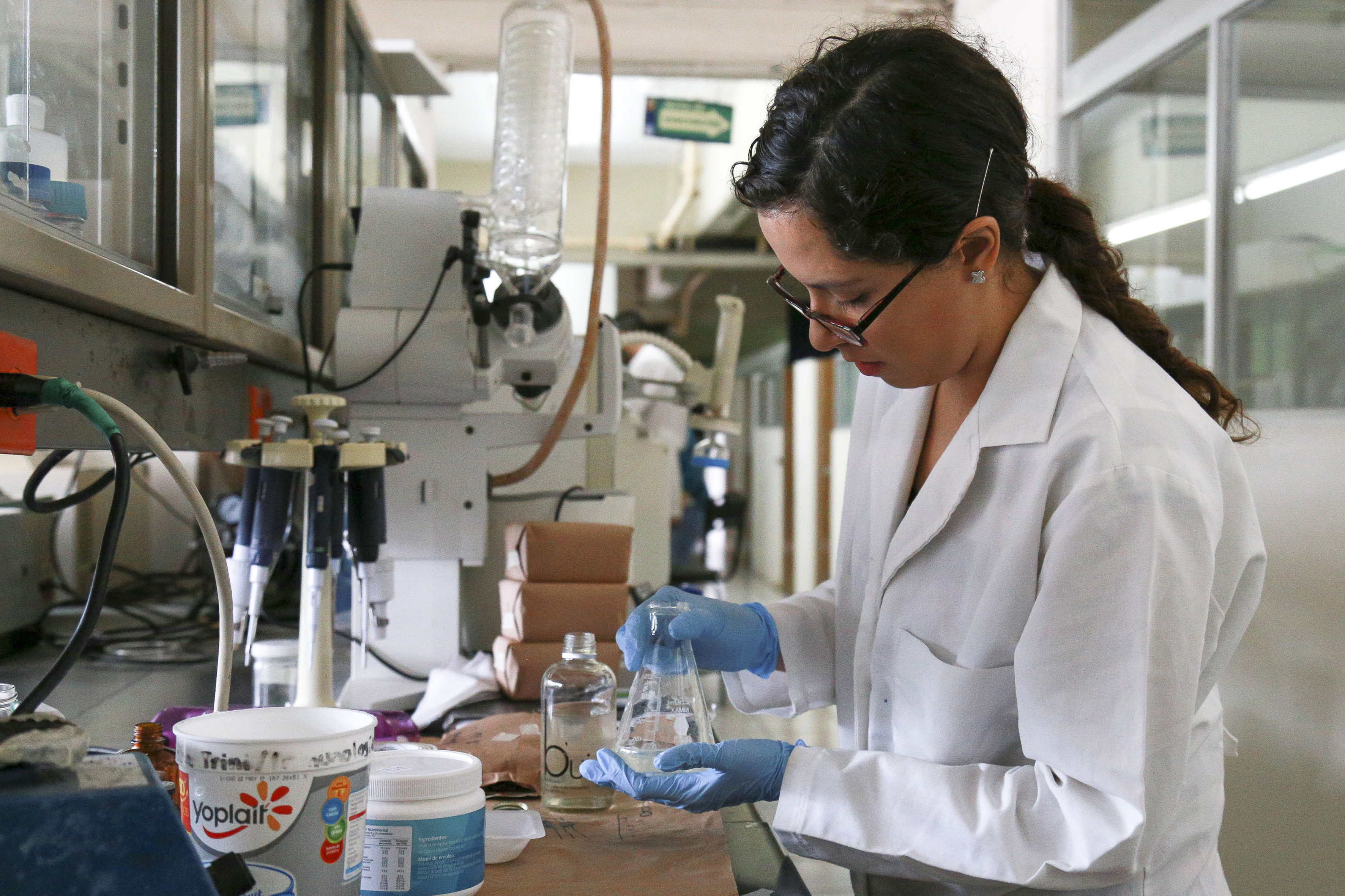 Investigadora en laboratorio