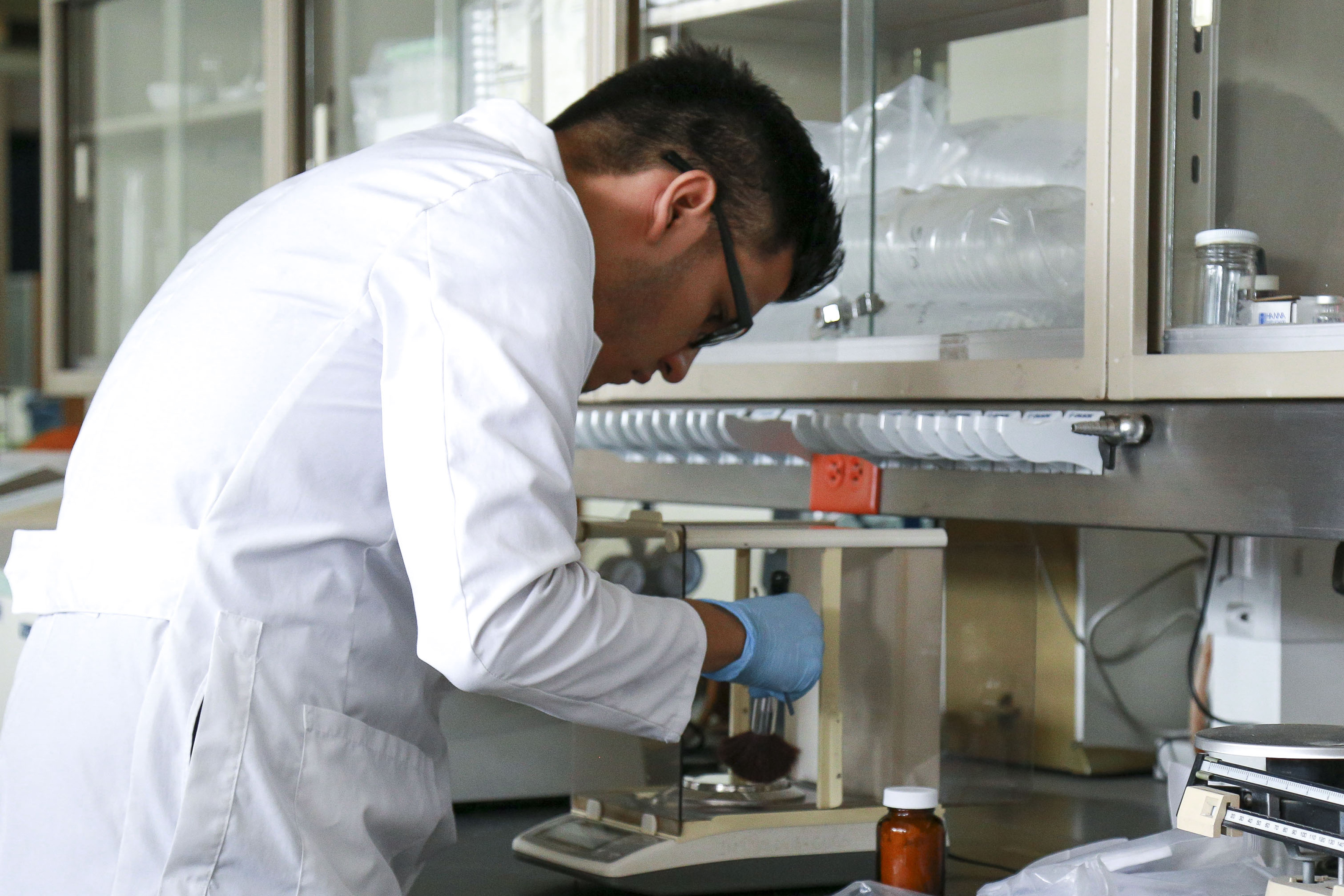 Investigador en laboratorio