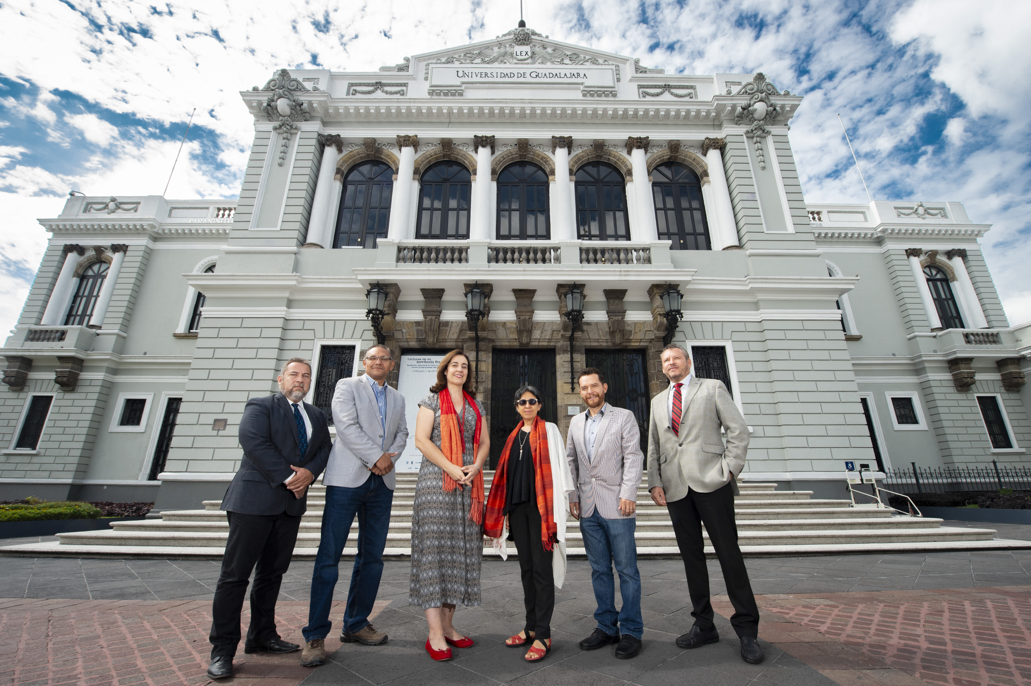 Investigadores posan para la foto a las afueras del Paraninfo