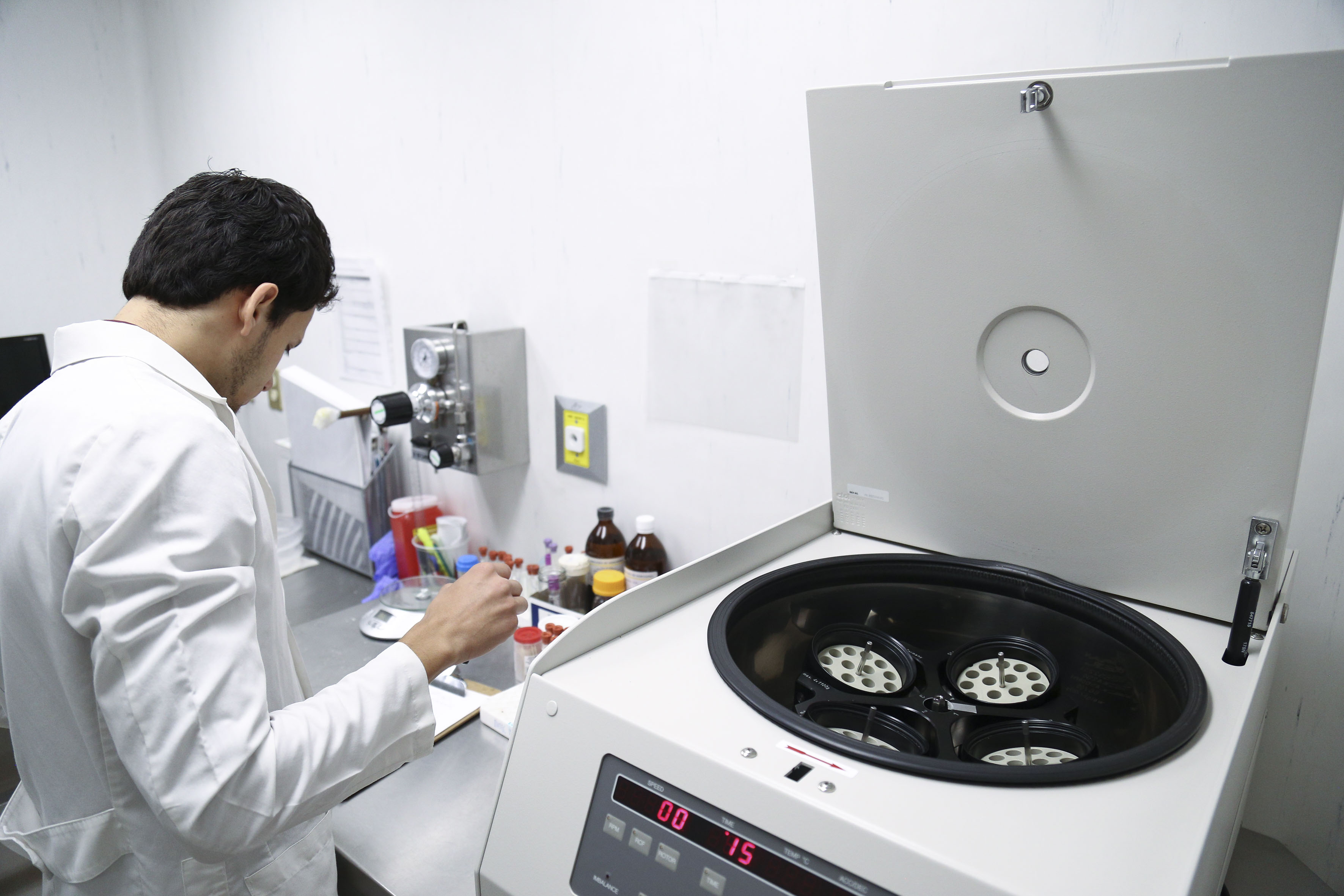 Investigador haciendo pruebas