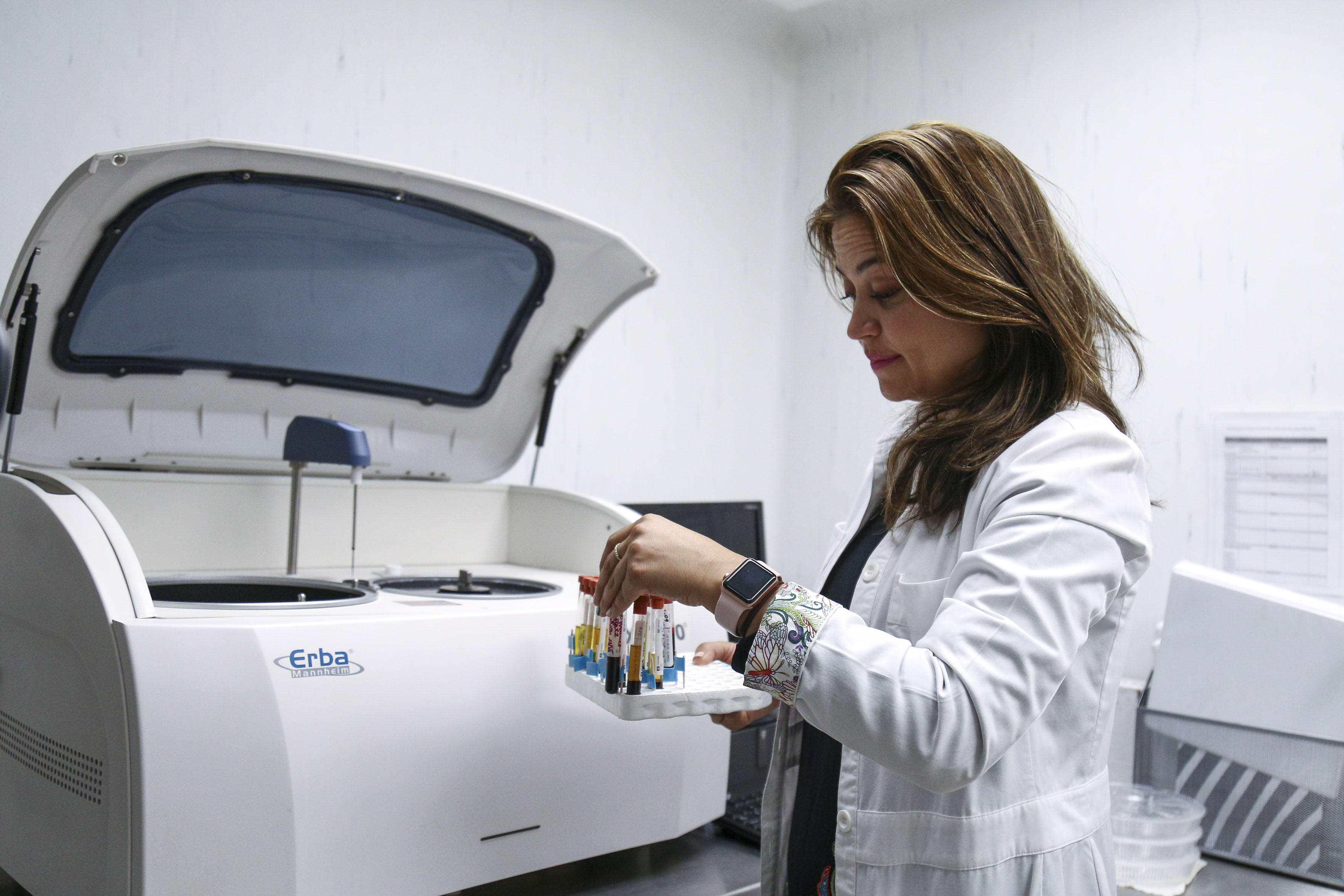 Investigadora haciendo pruebas