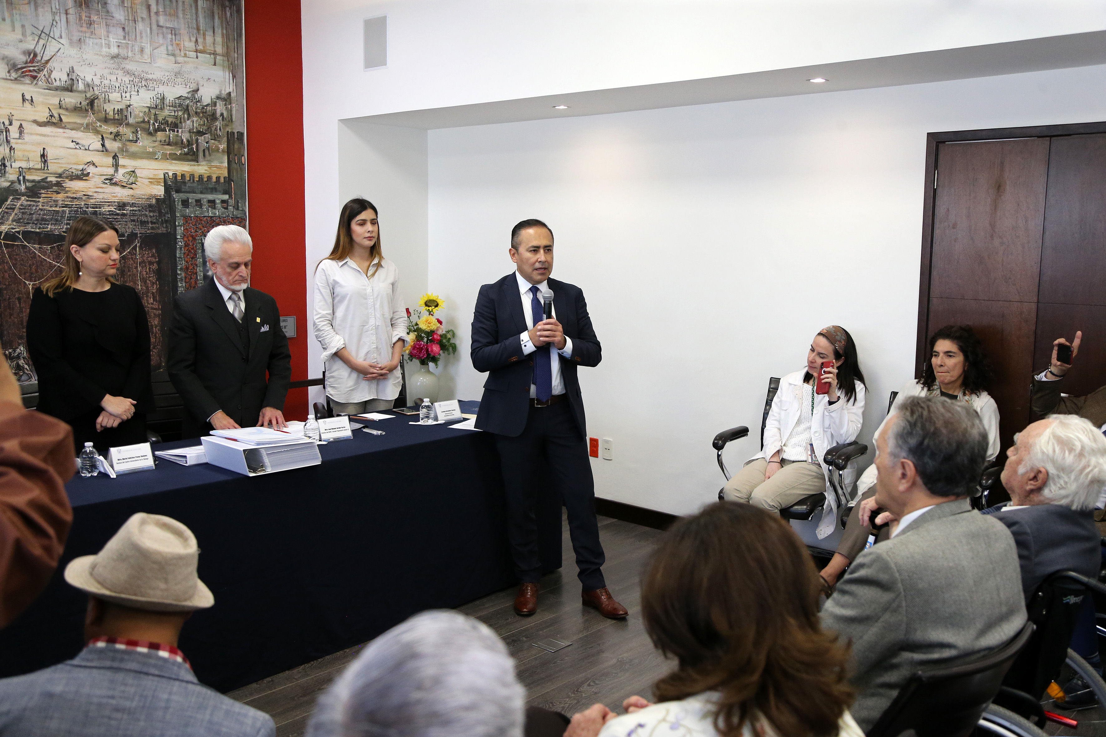 Rector del CUCS expone sus motivos ante los integrantes de la Comisión de Registro y asistentes 