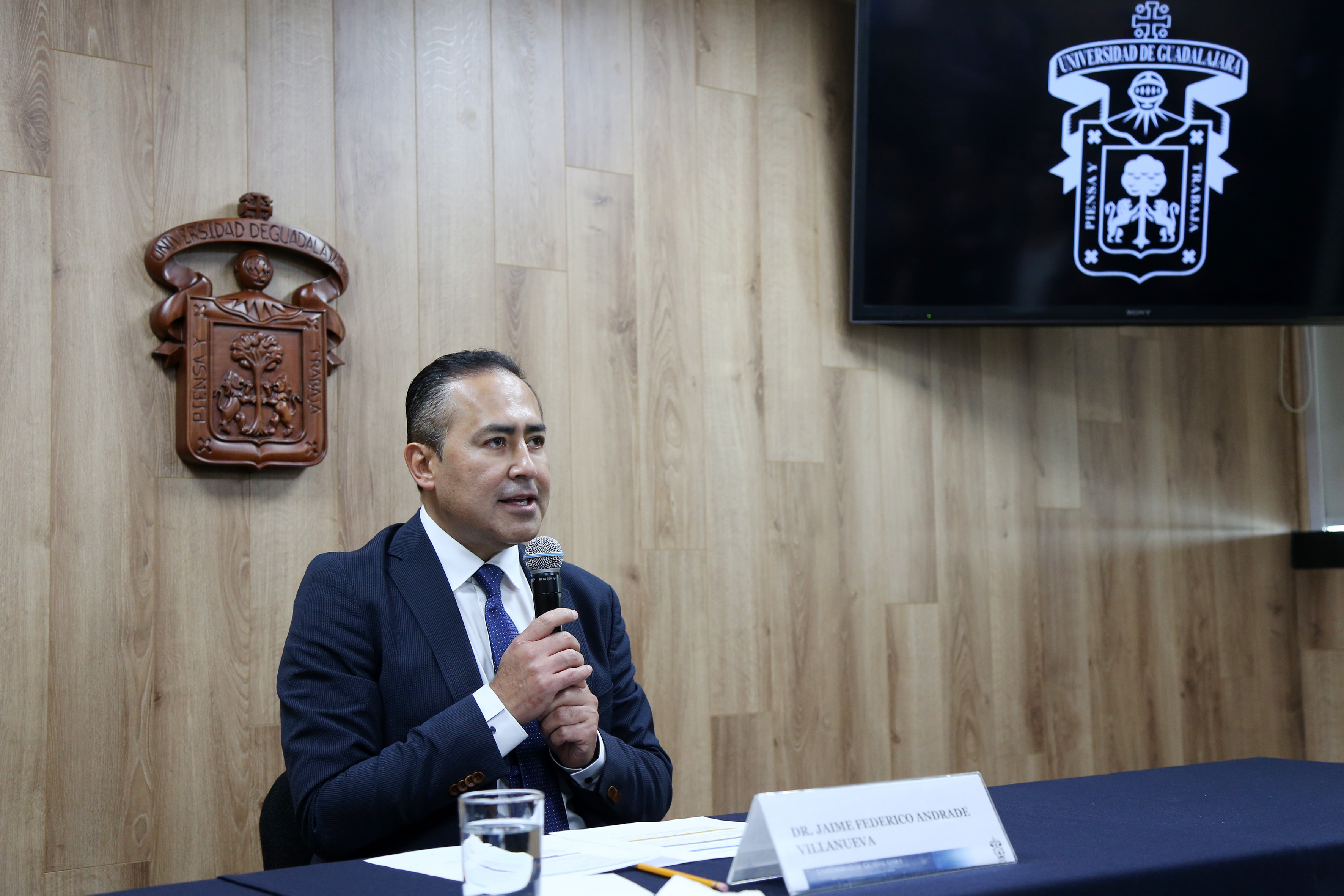 Rector del CUCS al micrófono en Conferencia de Prensa tras su registro