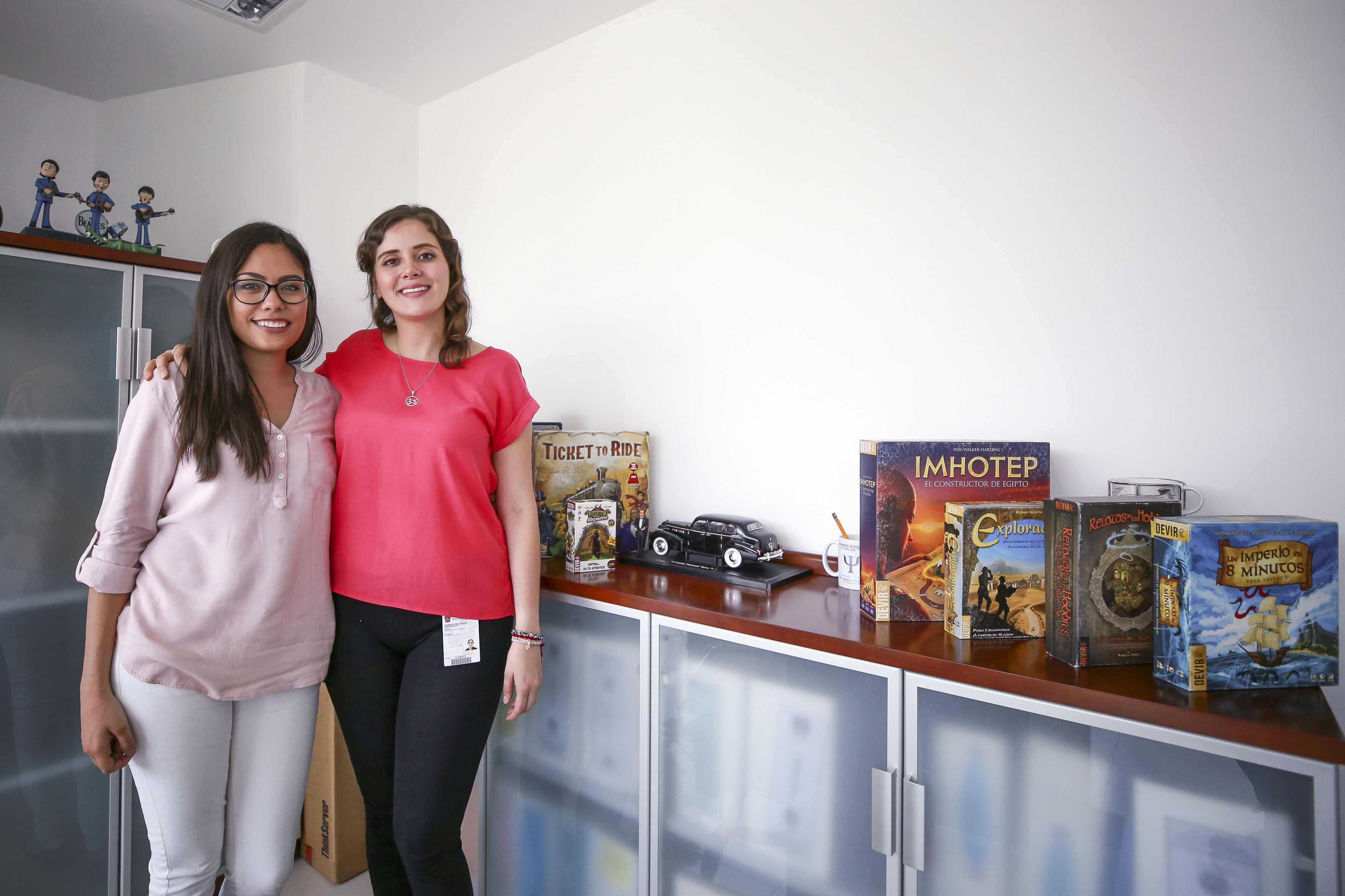 Líderes de JuegaCUCS posando para la foto con juegos de mesa al lado