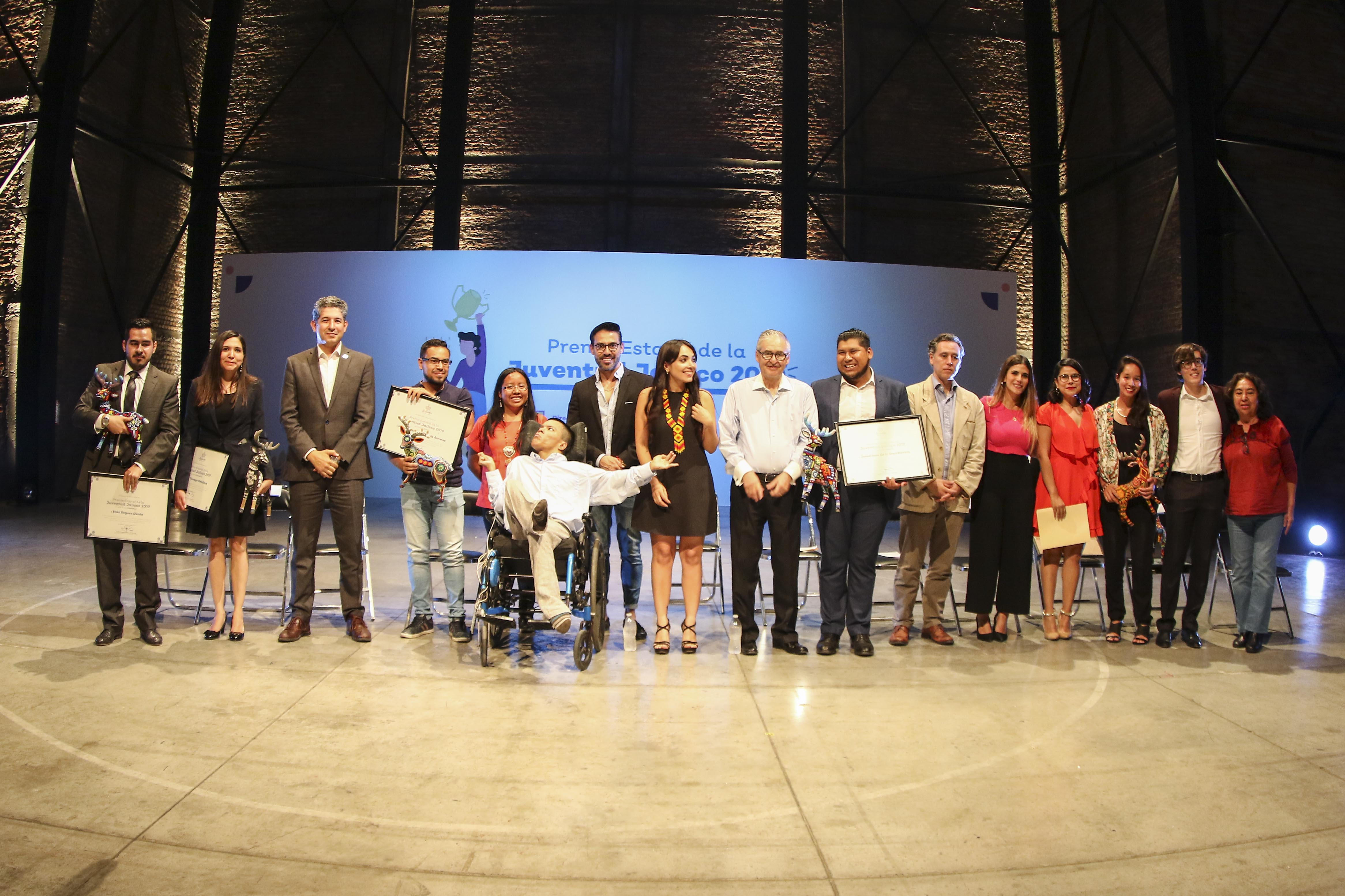 Foto grupal de jóvenes galardonados