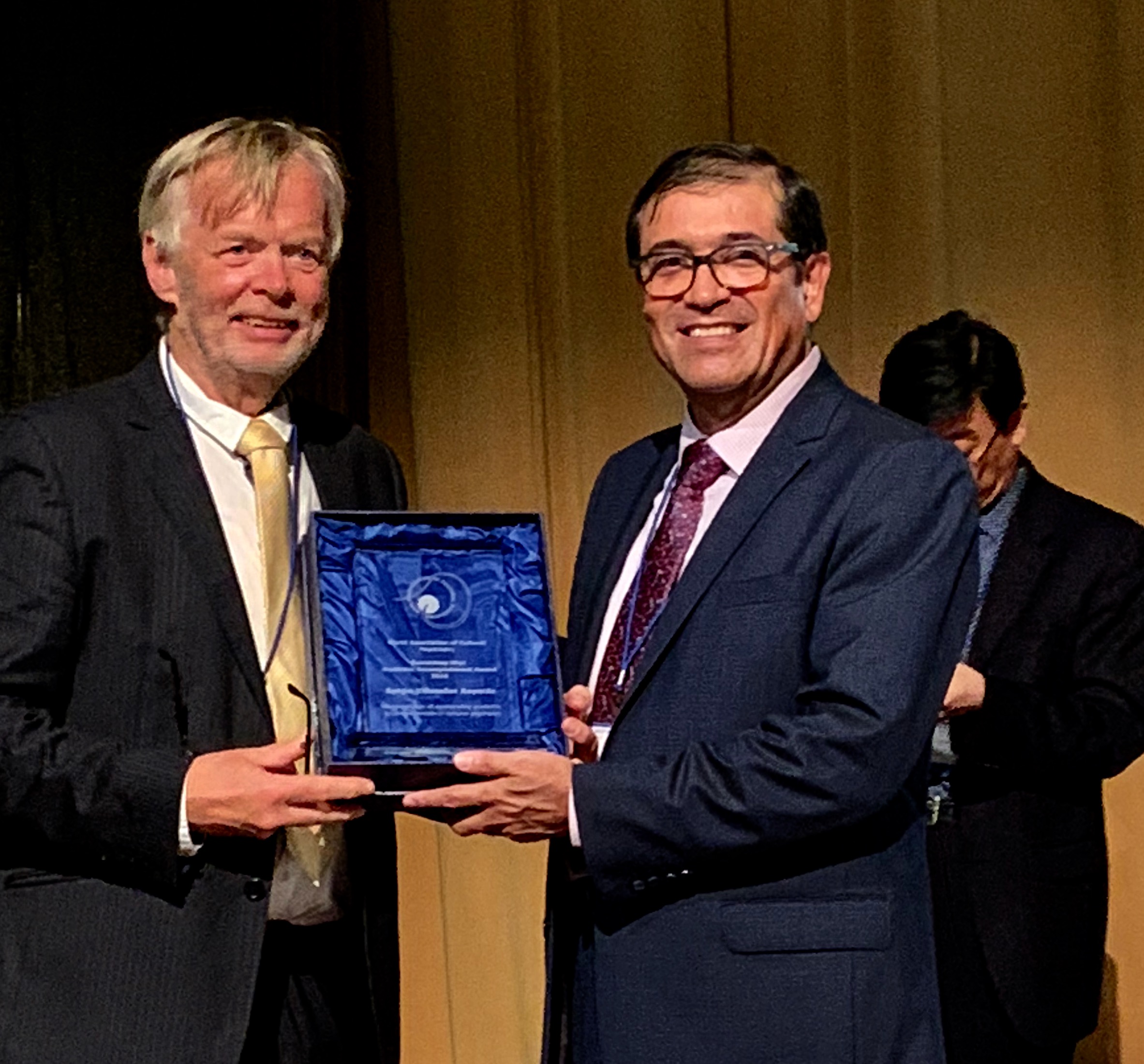 Dr. Sergio Villaseñor exhibiendo su premio