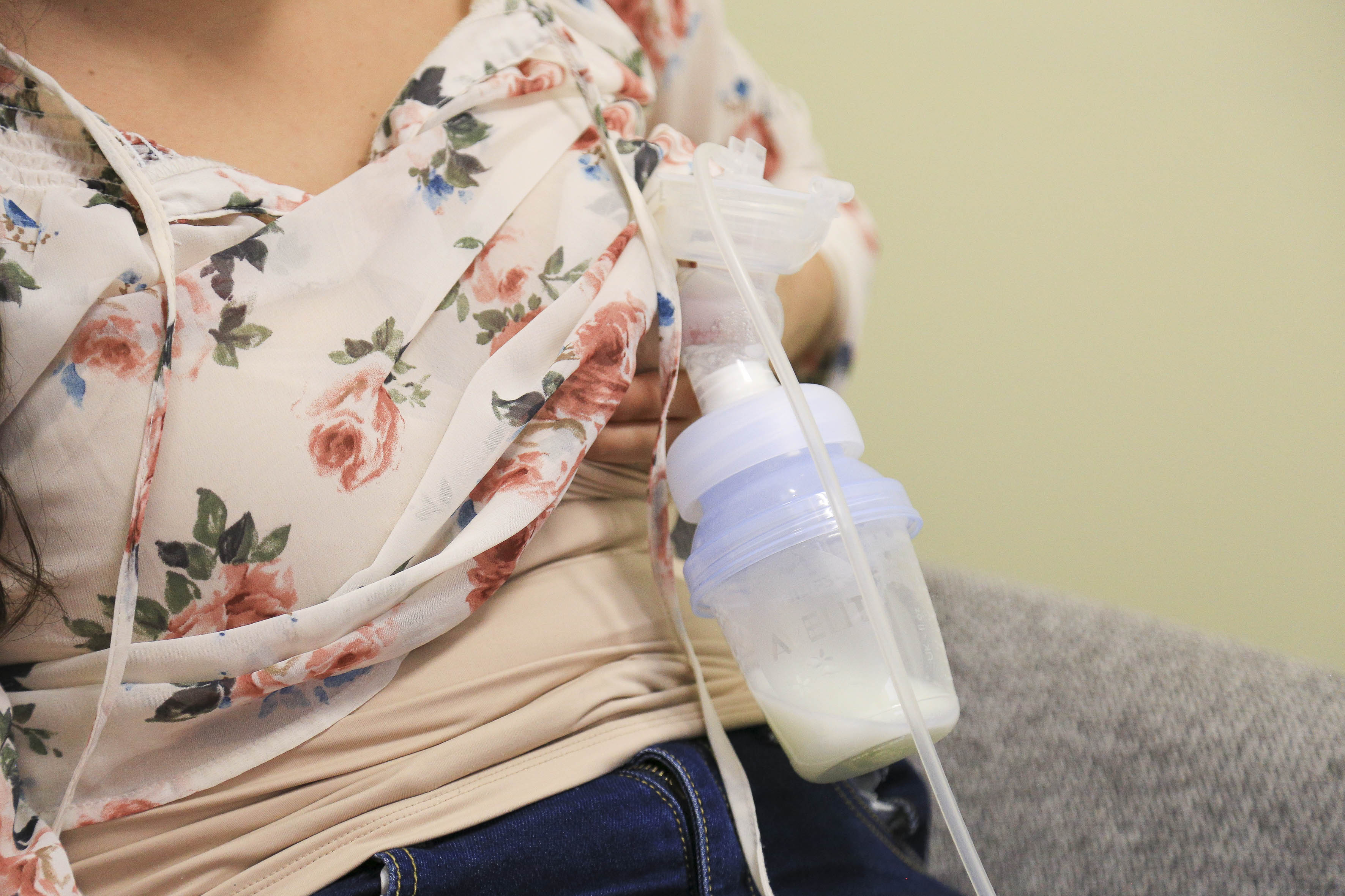 Madre extrayéndose la leche con bomba automática en el Lactario CUCS