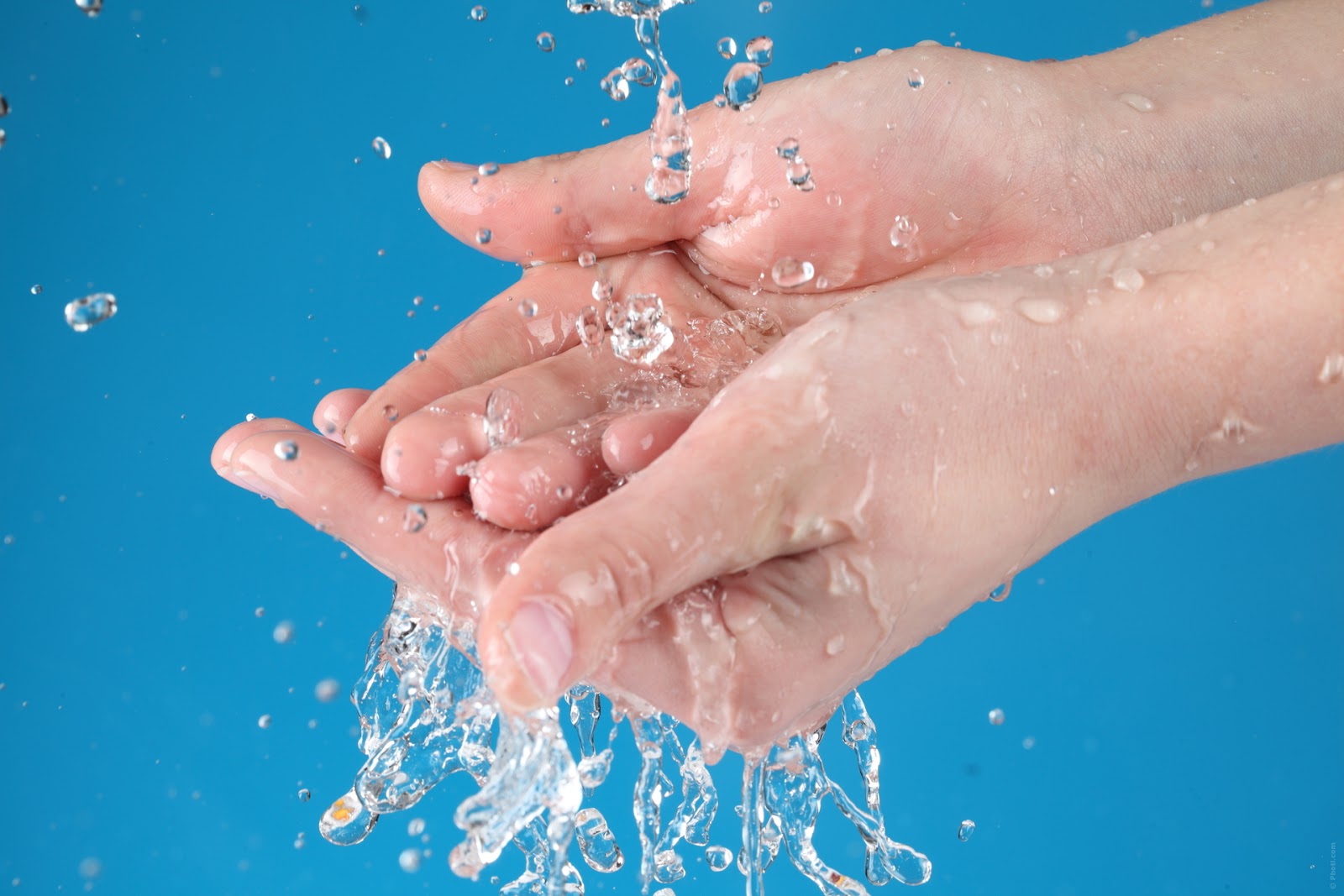 Смывайте теплой водой. Чистые руки. Чистота рук. Мытье рук. Мытье рук фото.