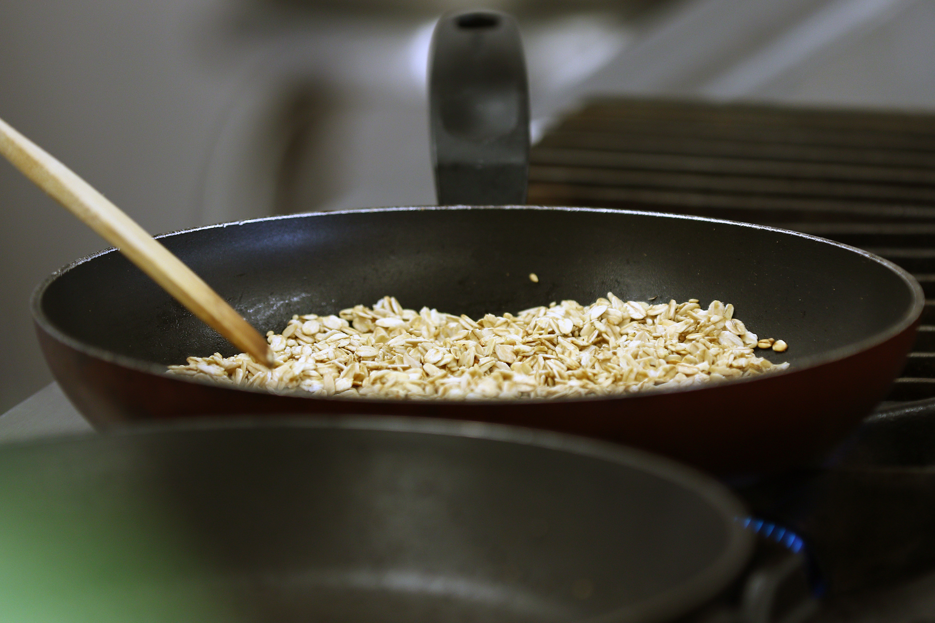 Avena en tueste dentro de un sartén