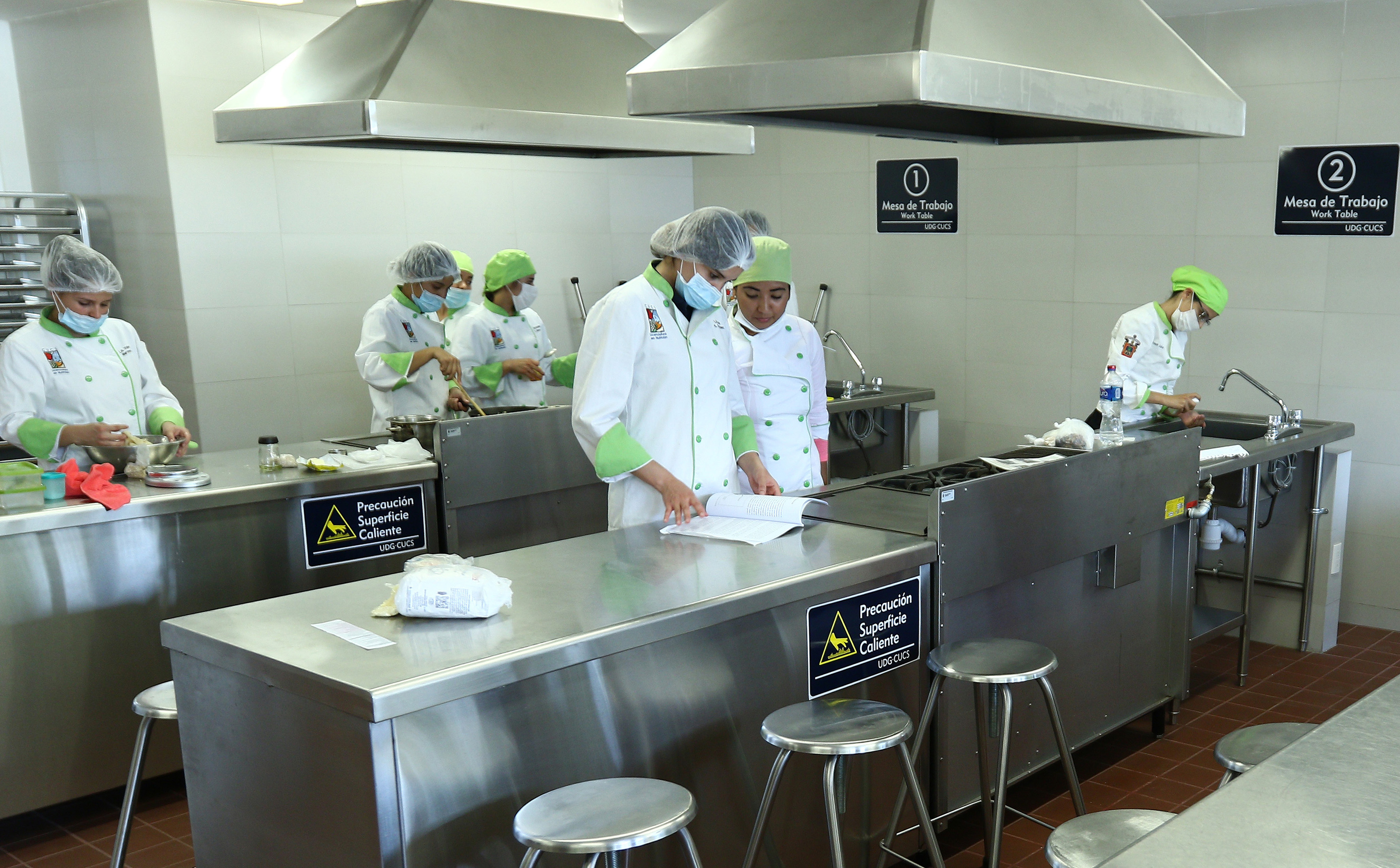 Nutriólogos en el laboratorio de alimentos