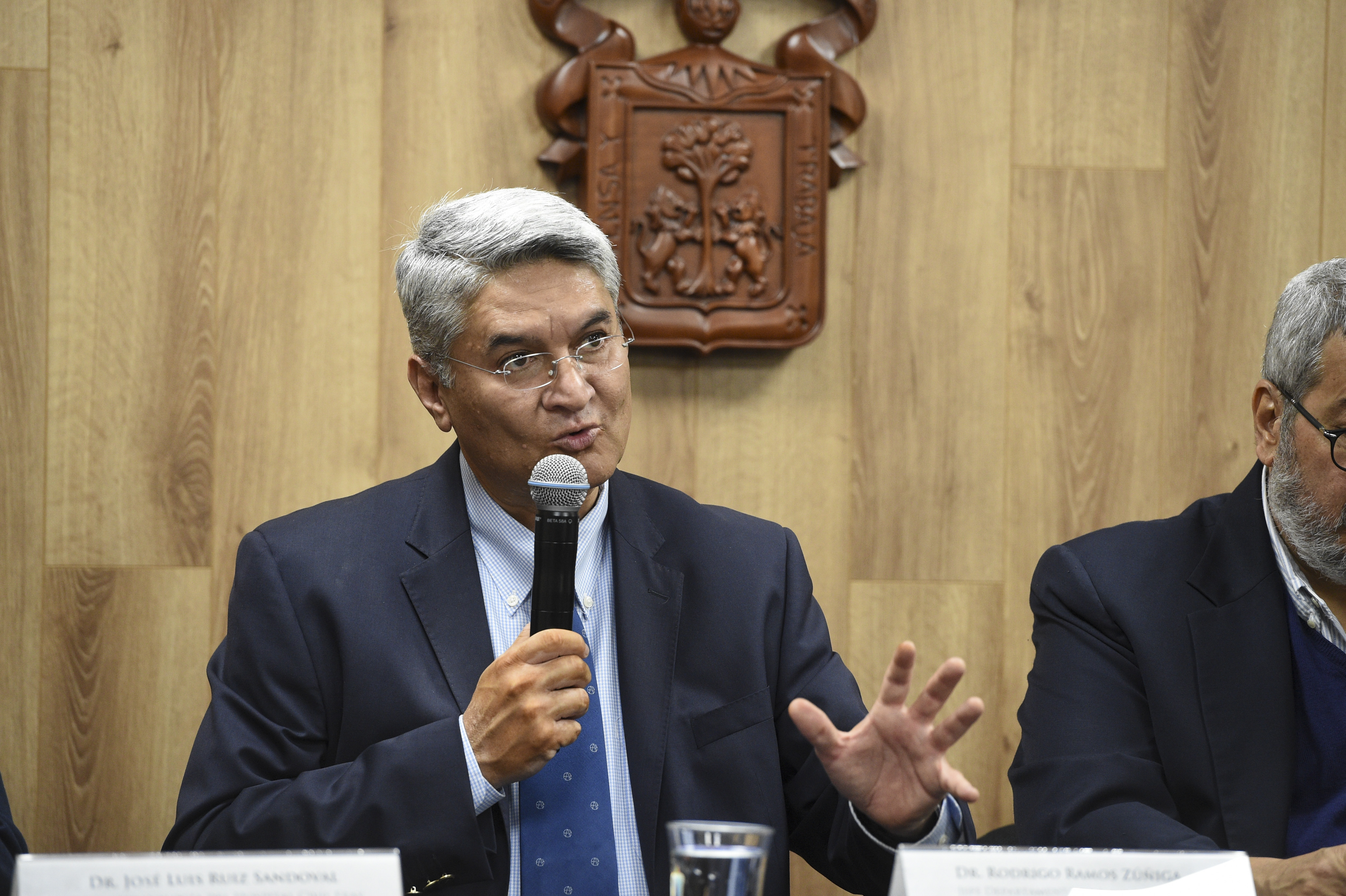 Al micrófono el Dr. Rodrigo Ramos Zúñiga exponiendo los pormenores de la Neuroanatomía de la Esperanza