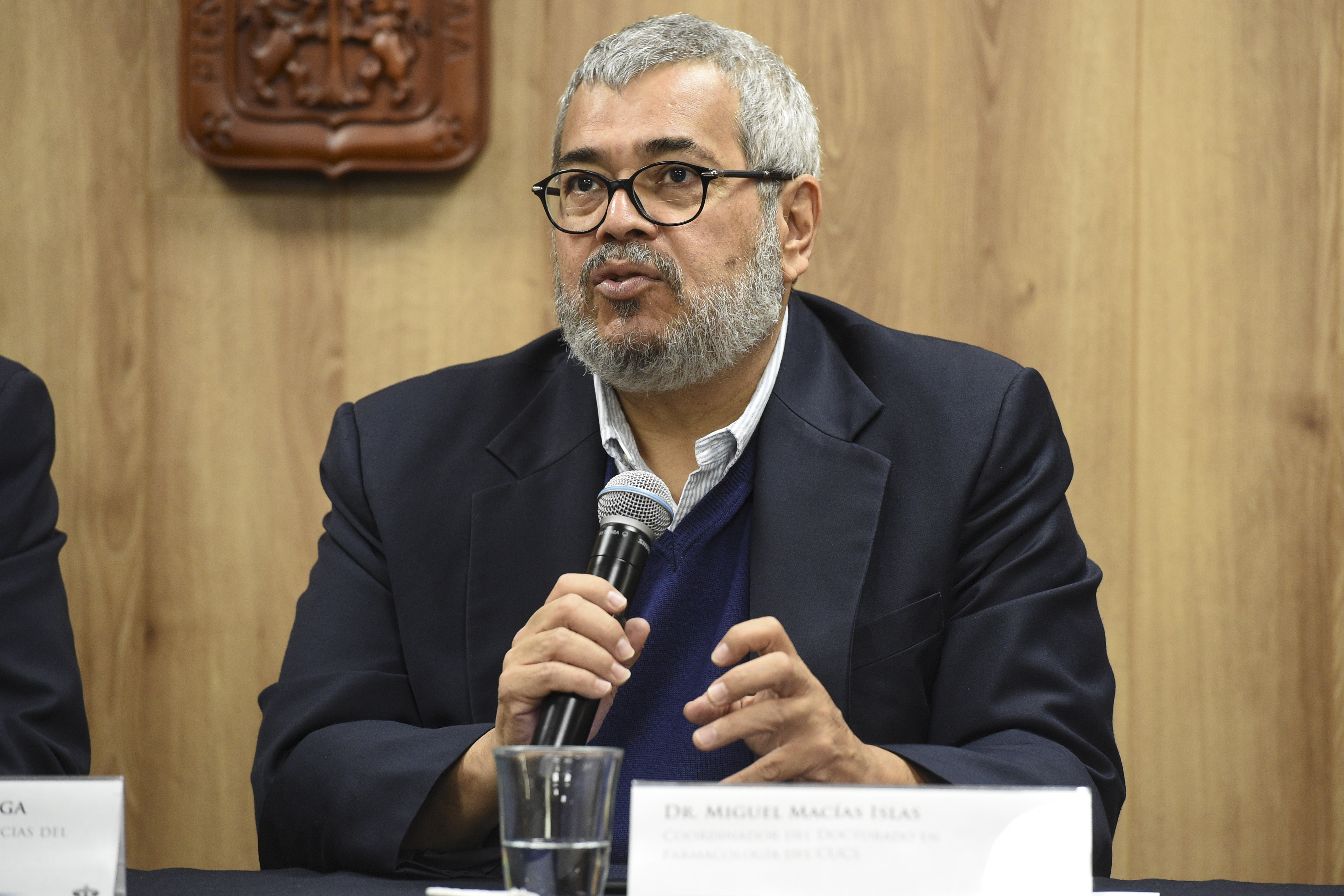 Al micrófono el Dr. Miguel Macías Islas, ofreciendo una descripción del contenido del libro