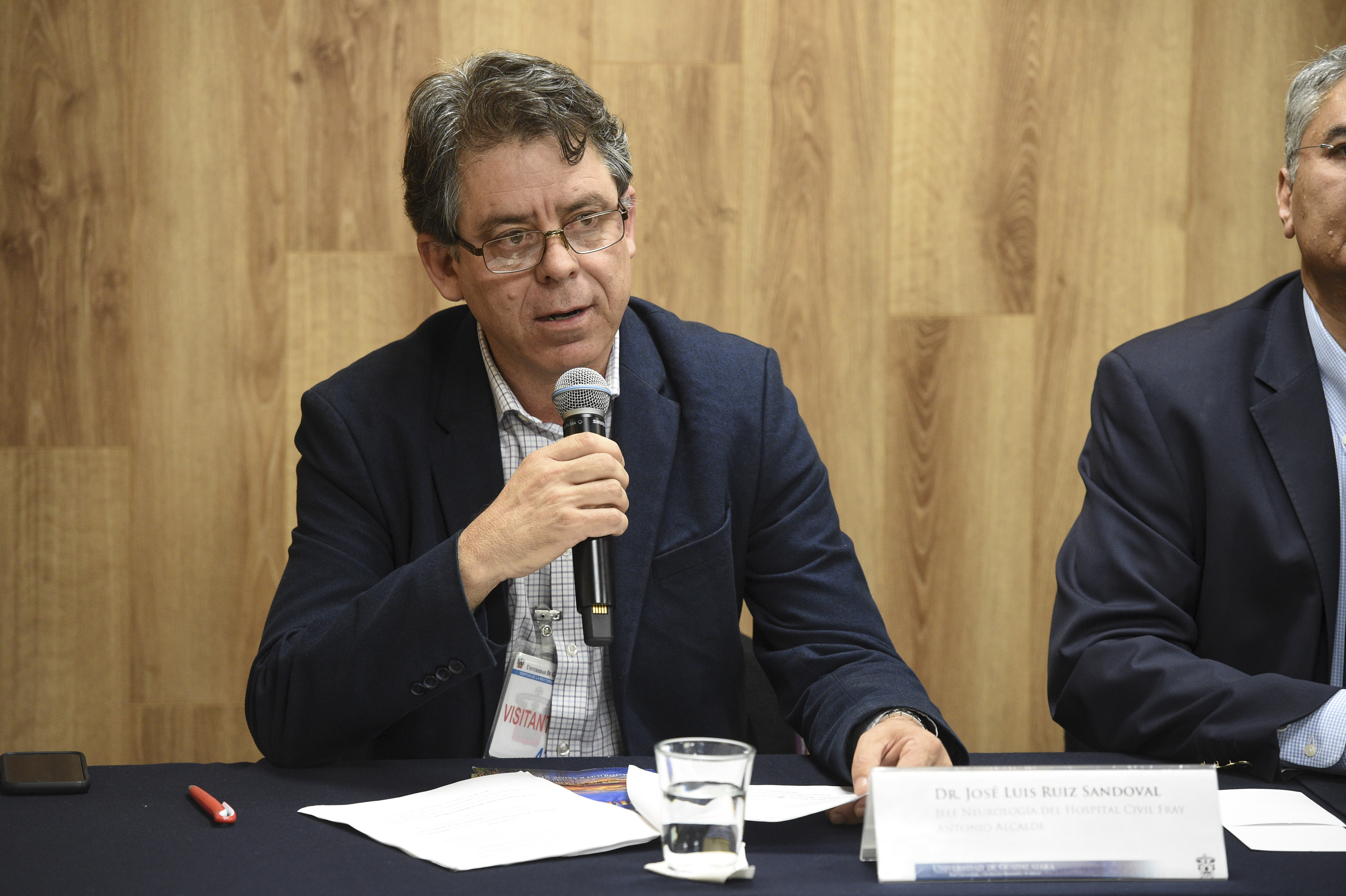 Al micrófono el Dr. José Luis Ruíz Sandoval, ofreciendo una semblanza del Dr. Rodrigo Ramos Zúñiga