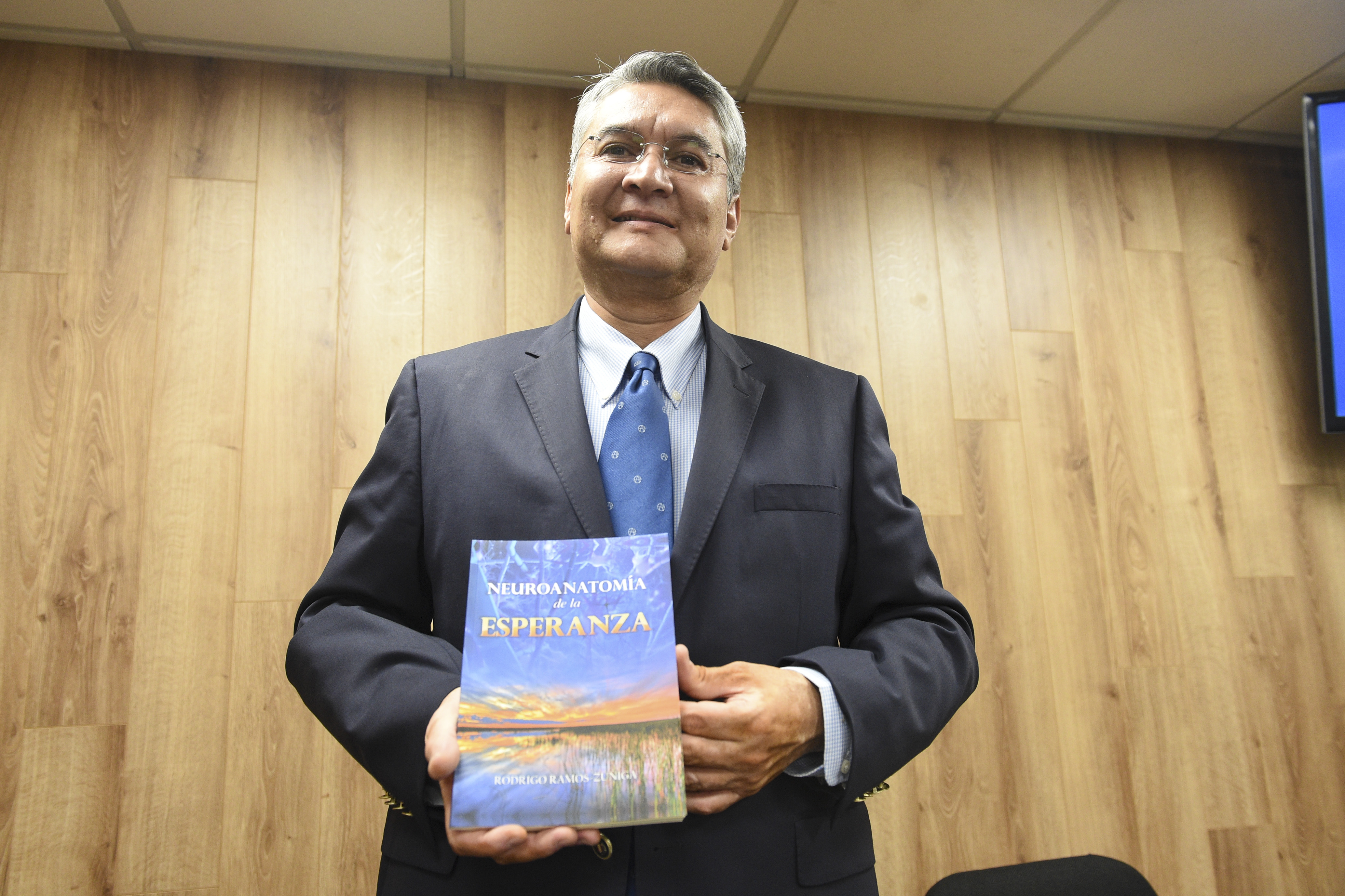 Dr._Rodrigo Ramos Zúñiga exhibiendo su libro