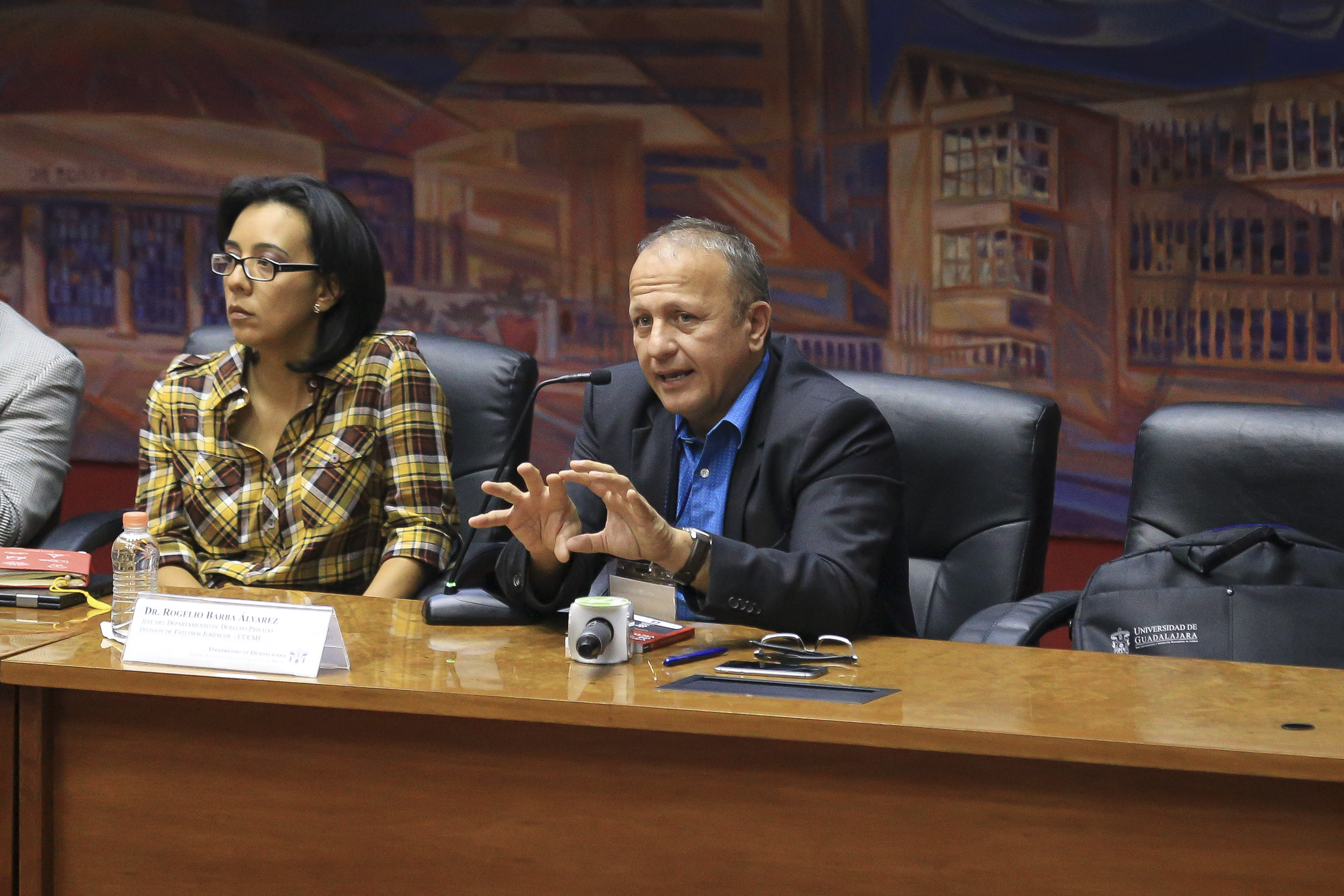 Dr. Rogelio Barba Álvarez haciendo uso del micrófono