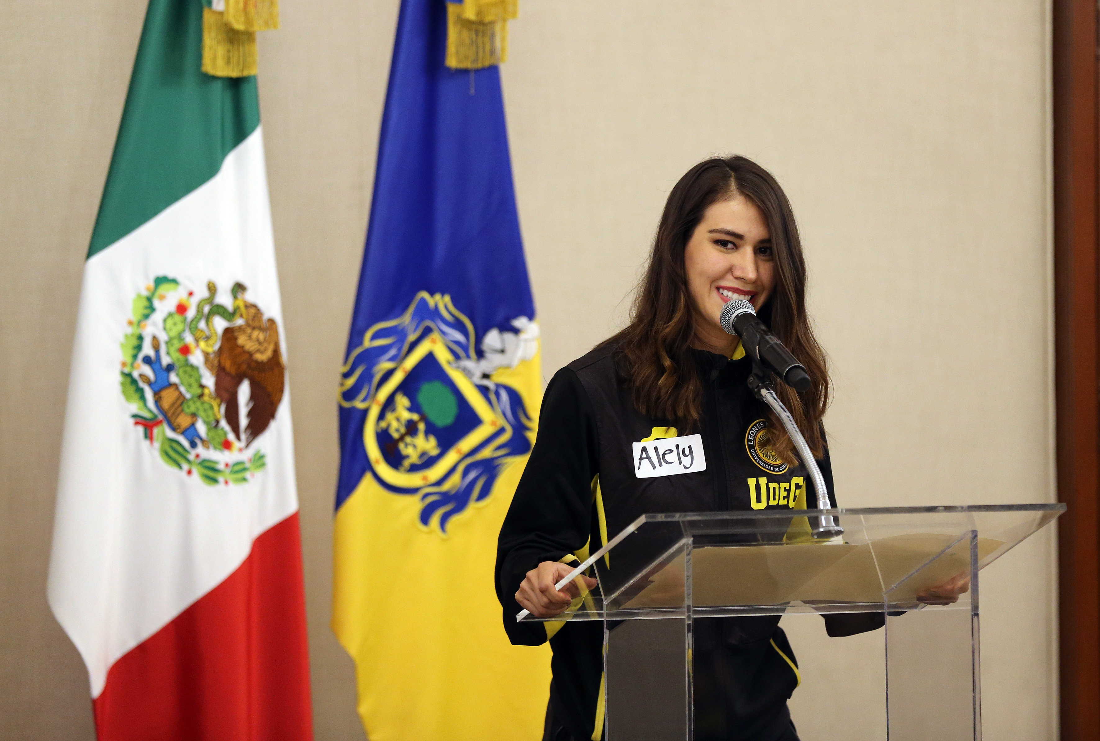 Alumna CUCEA hablando a nombre de los medallistas