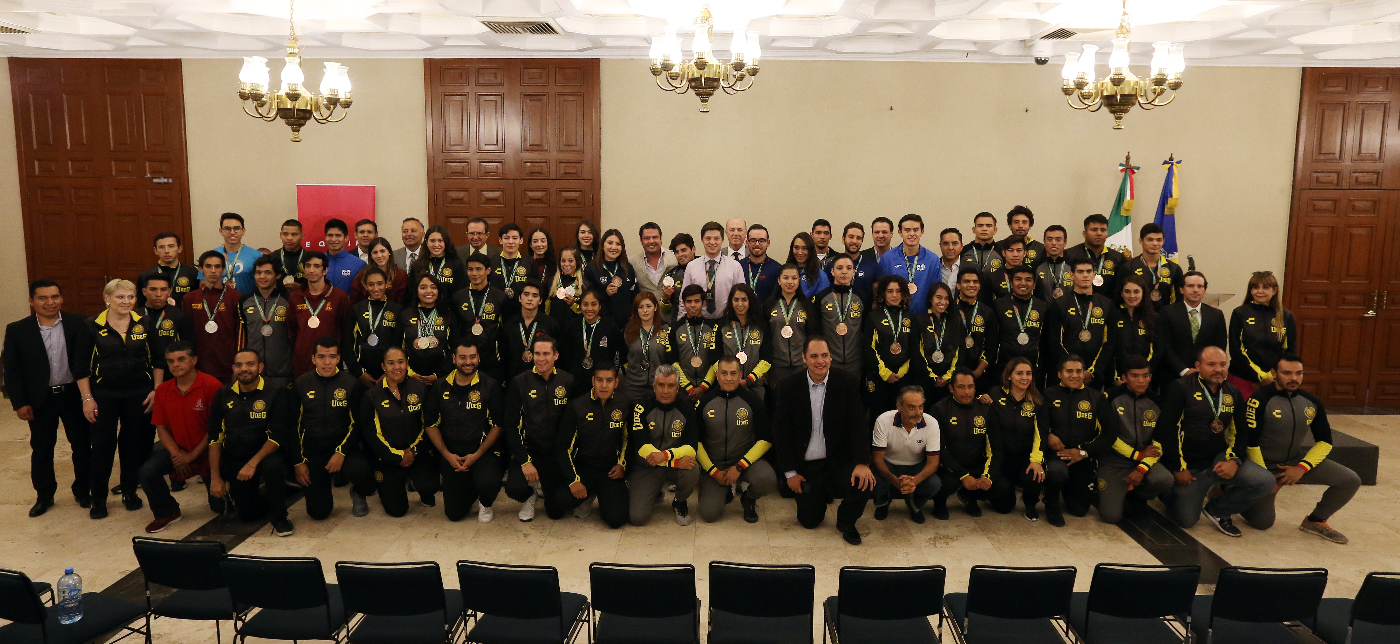 Foto grupal medallistas y autoridades