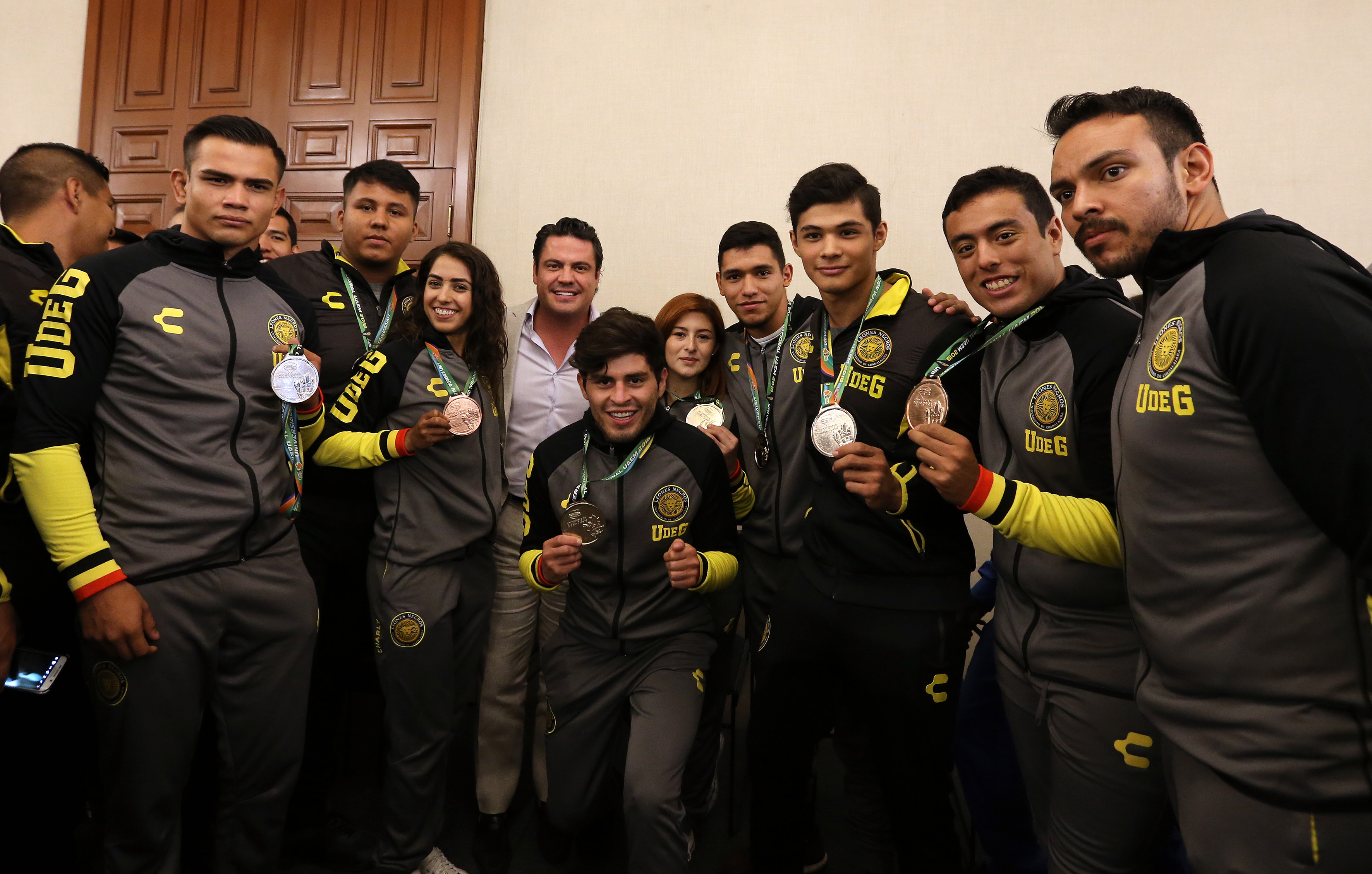 Foto informal algunos medallistas con el gobernador