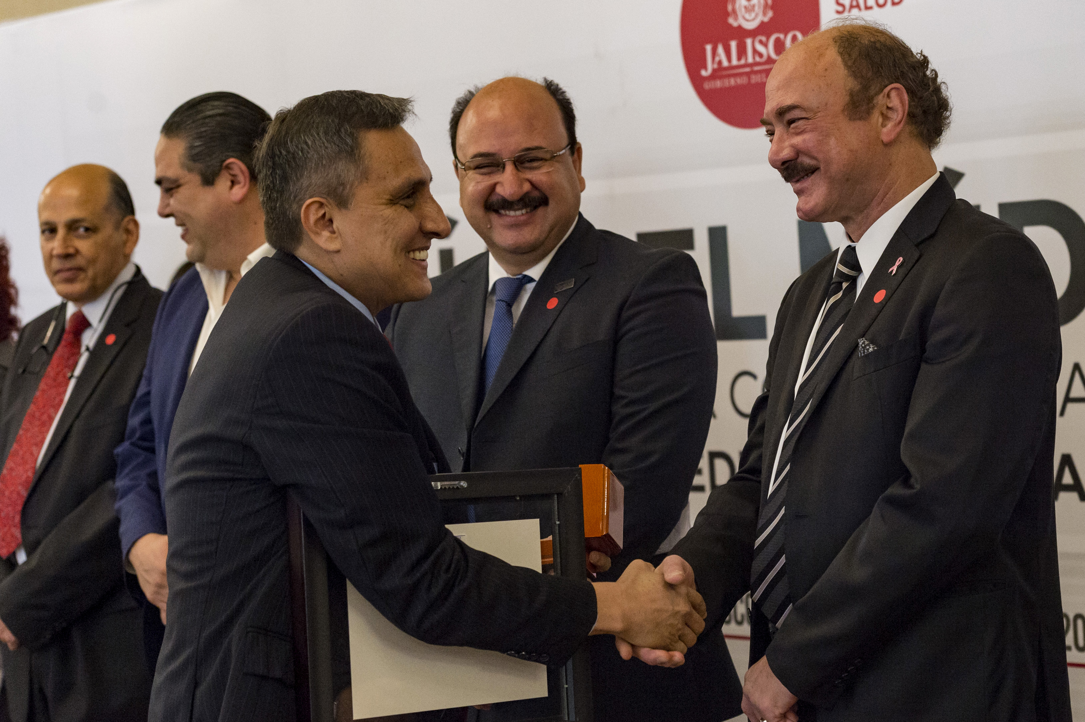 Dr. Guillermo Aréchiga del HGO recibiendo el reconocimiento estatal