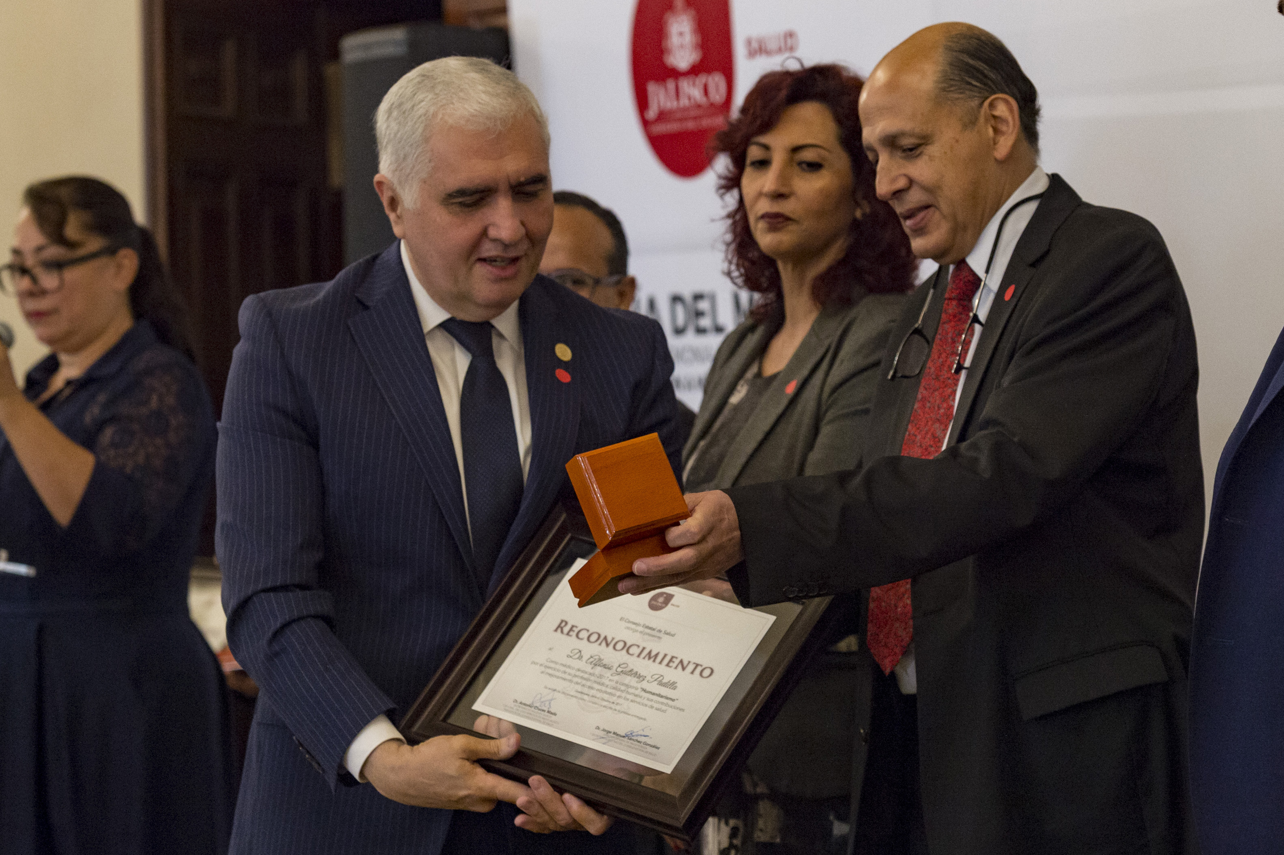 Dr. Alfonso Padilla Gtz. del CUCS recibiendo el reconocimiento estatal