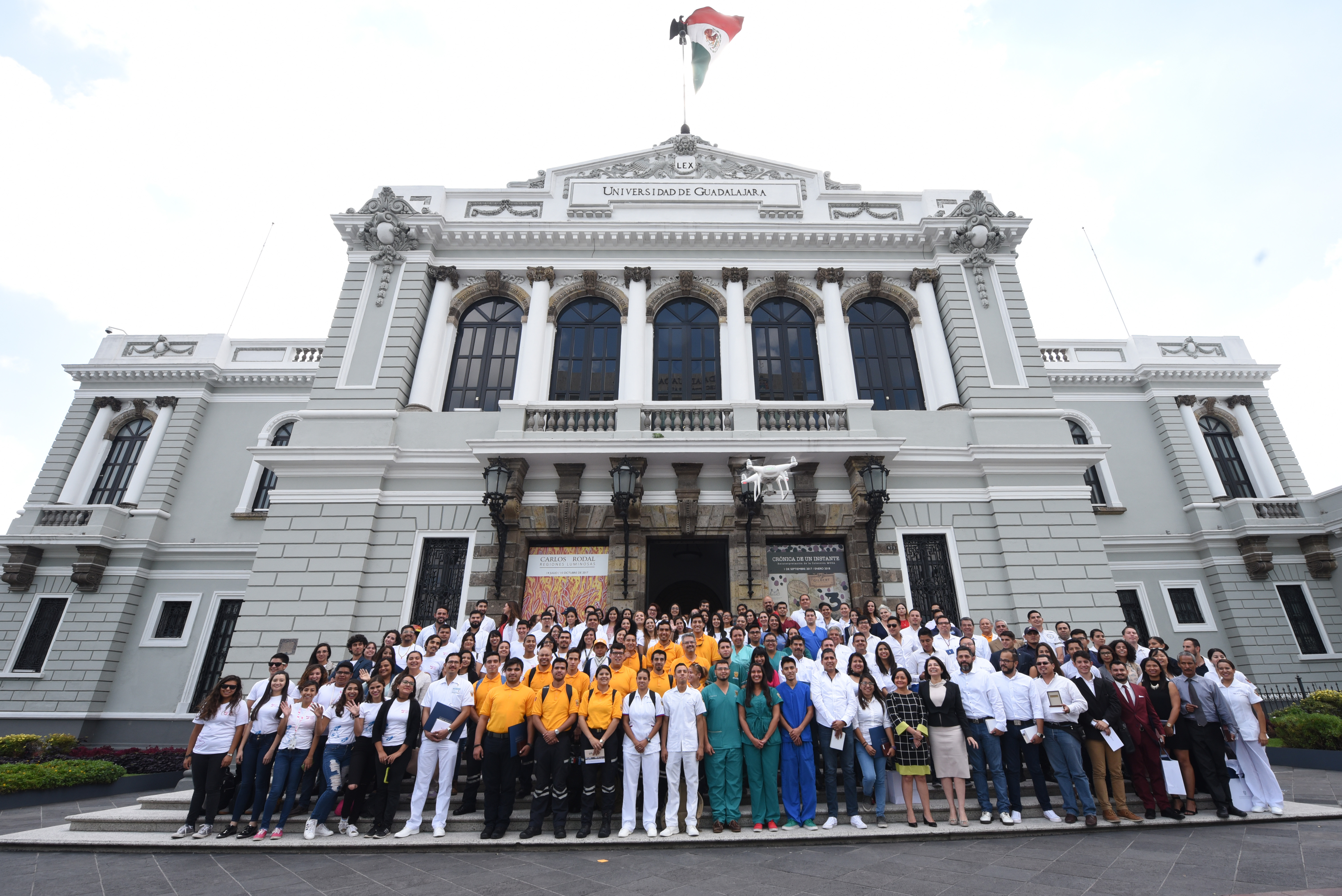 Fotografía grupal de brigadistas en las escalinatas del Ex Edificio de Rectoría General