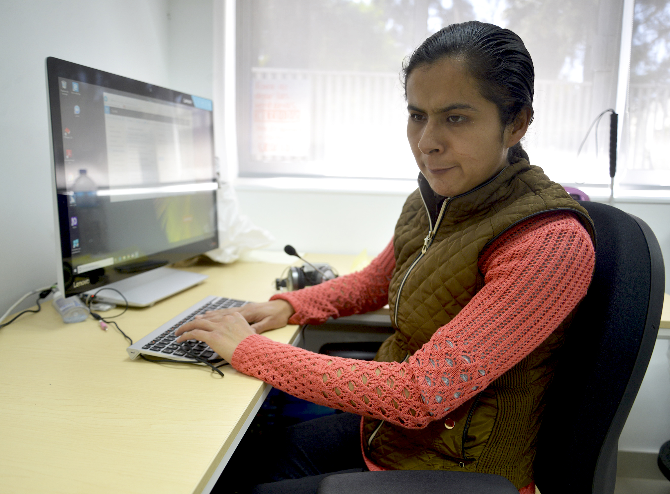 Maribel Flores usando su computadora con sonido en altavoz