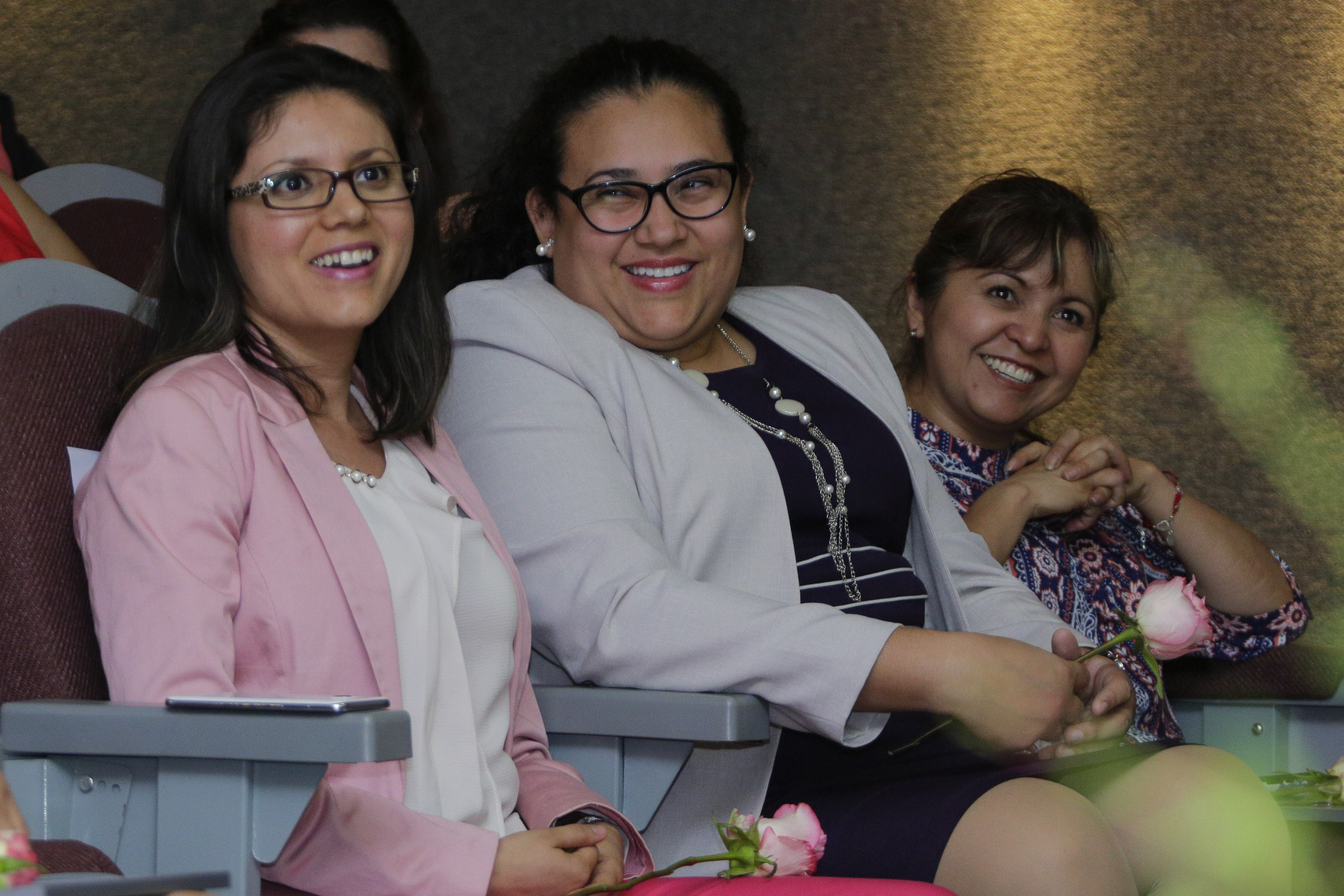 Investigadoras reconocidas en sus butacas sonriendo a la cámara