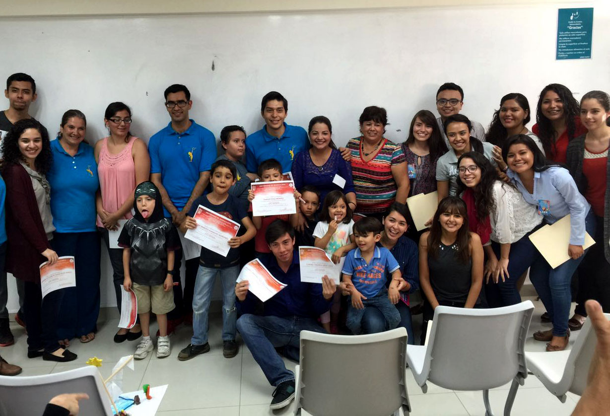 Lic. Flores Bravo en compañía de niños de altas capacidades en 