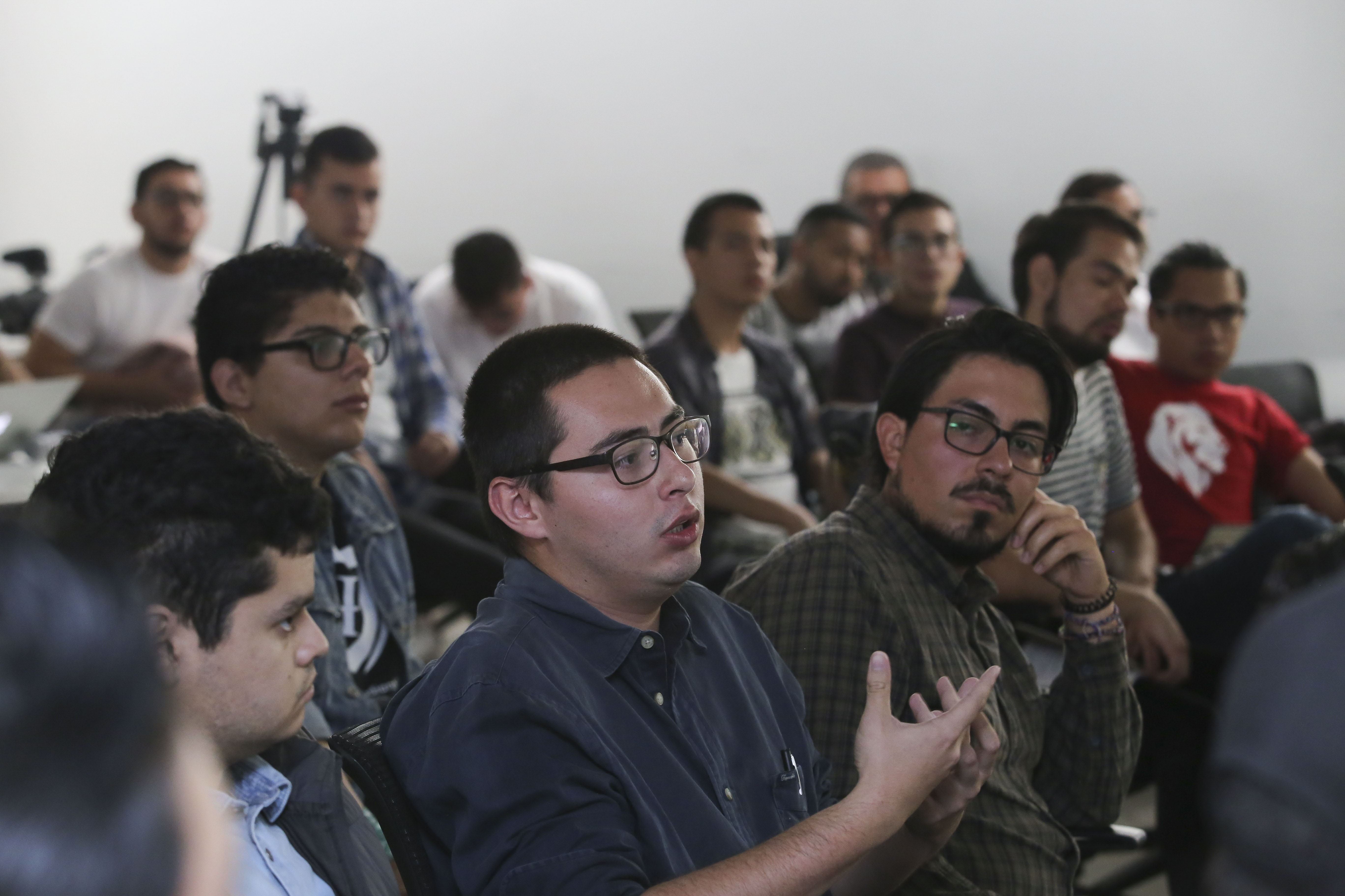 Participante del curso haciendo uso de la voz