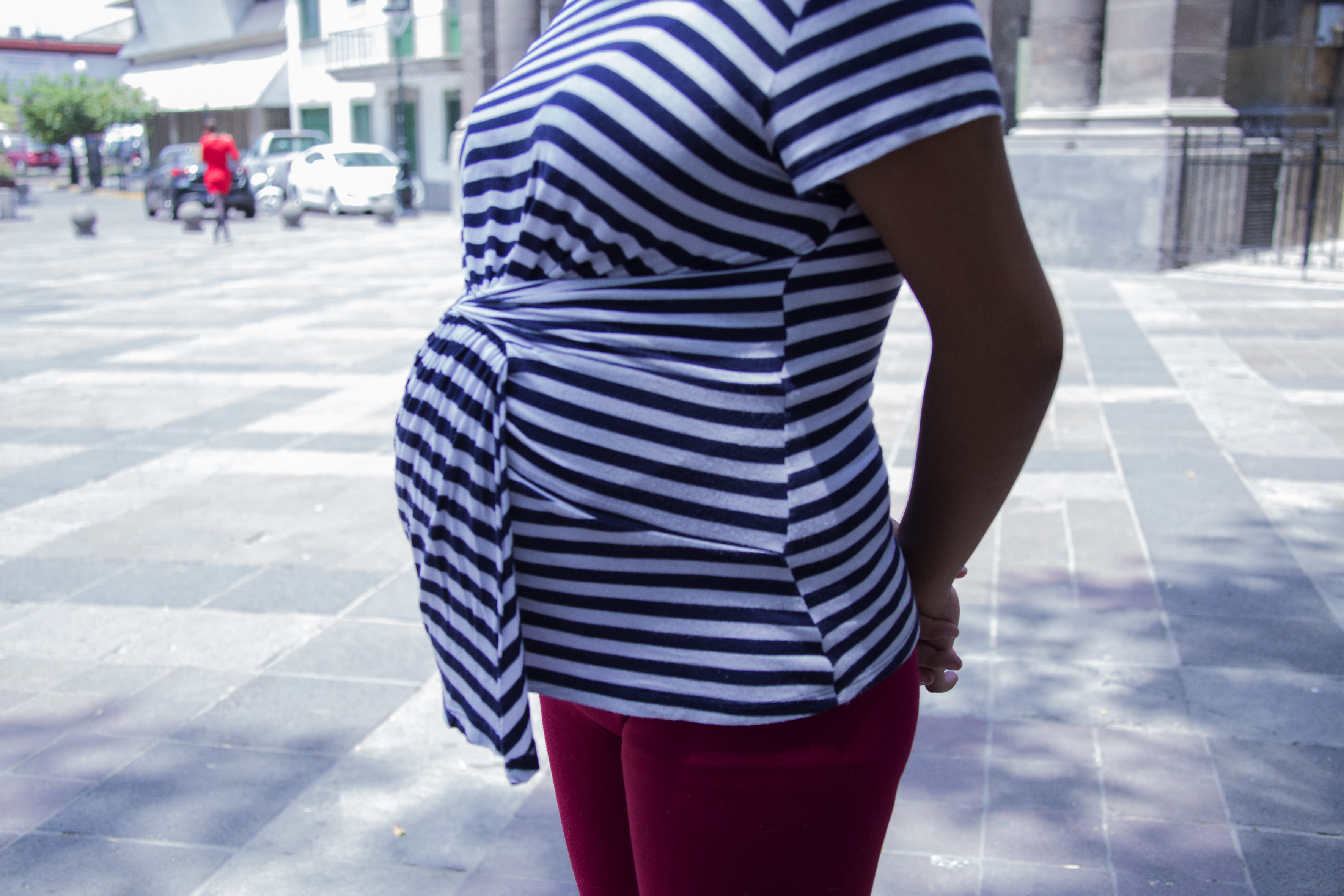 Una mujer embarazada de perfil