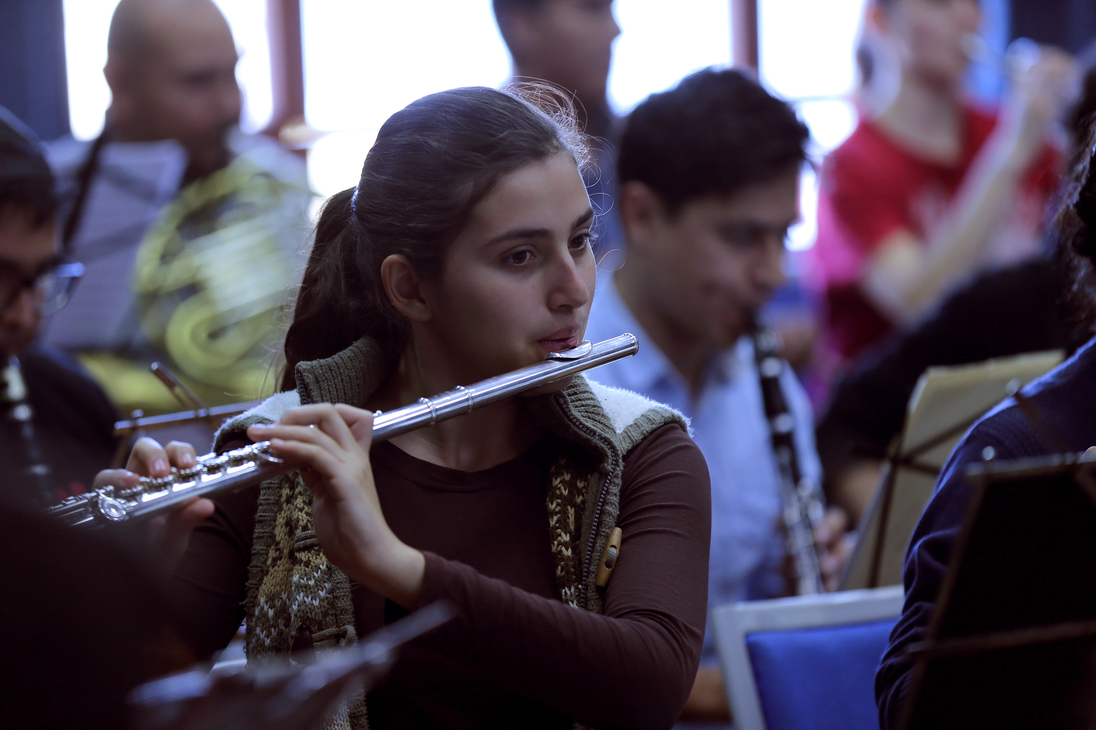 Estudiante de Música tocando flauta transversal