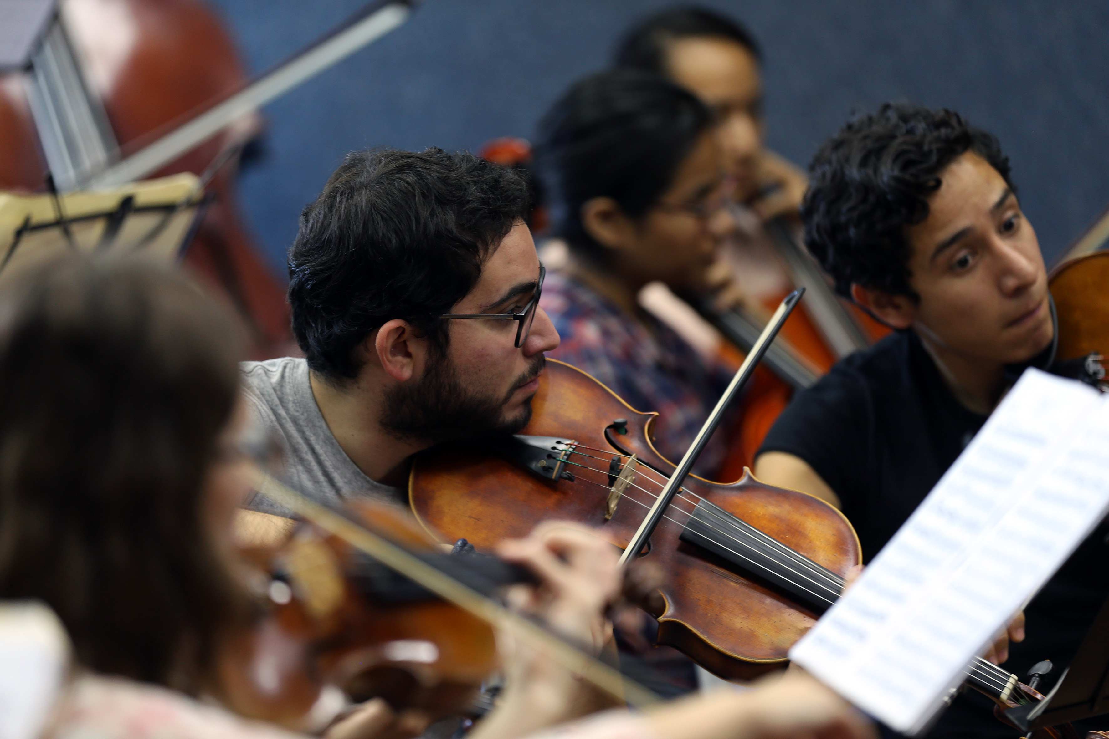 Estudiante de Música tocando violín