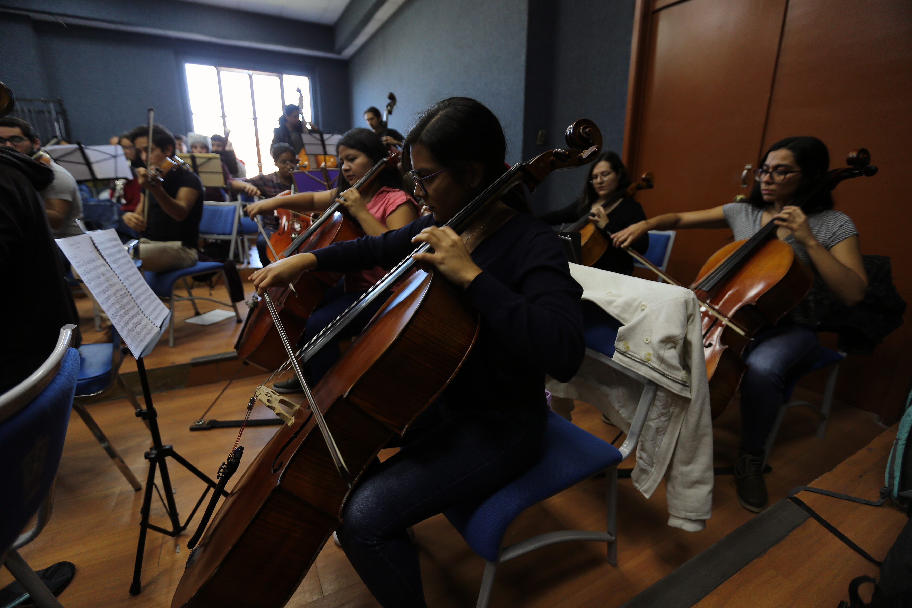 Estudiantes de Música tocando violonchelo