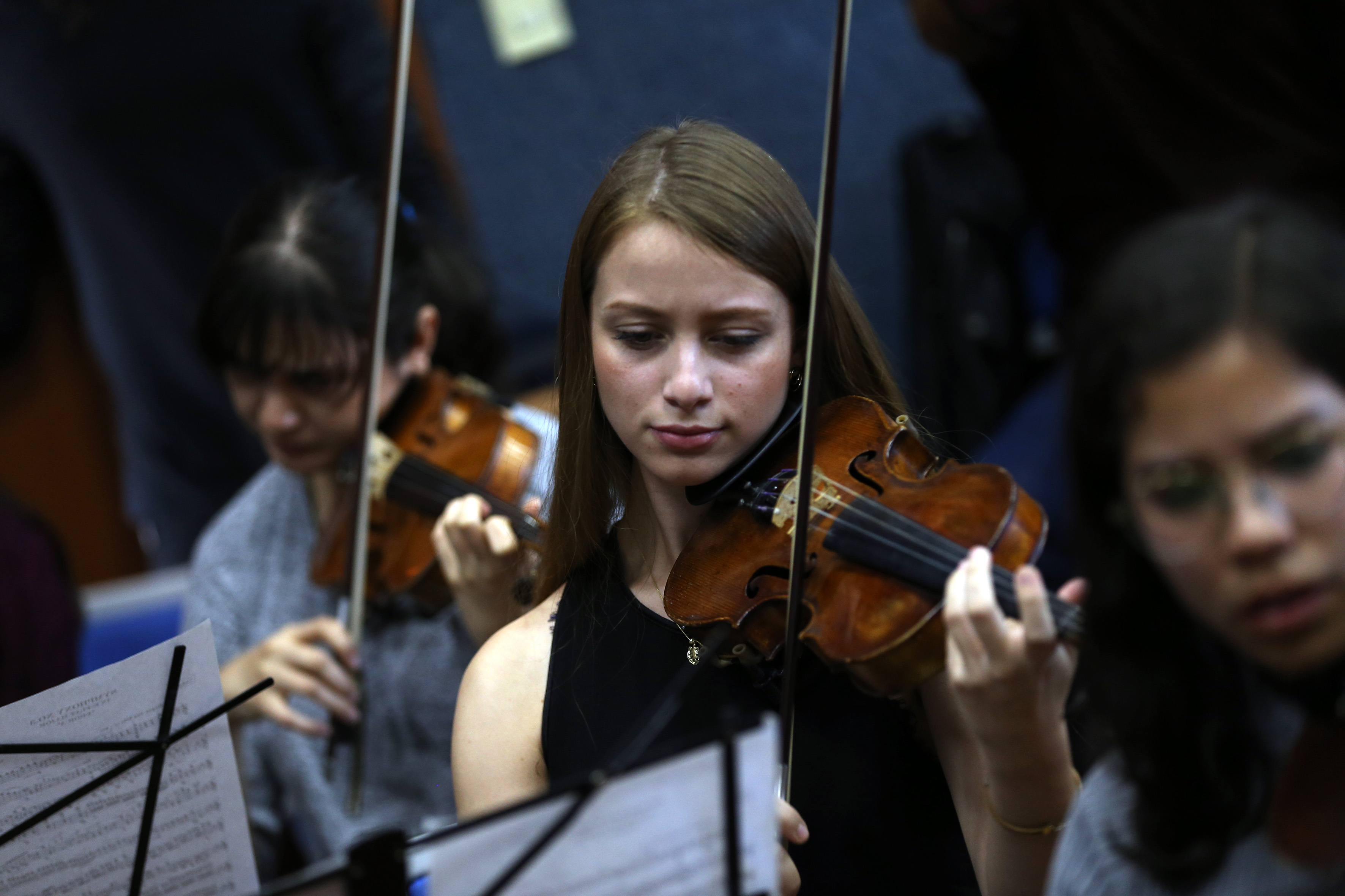 Estudiante de Música tocando violín