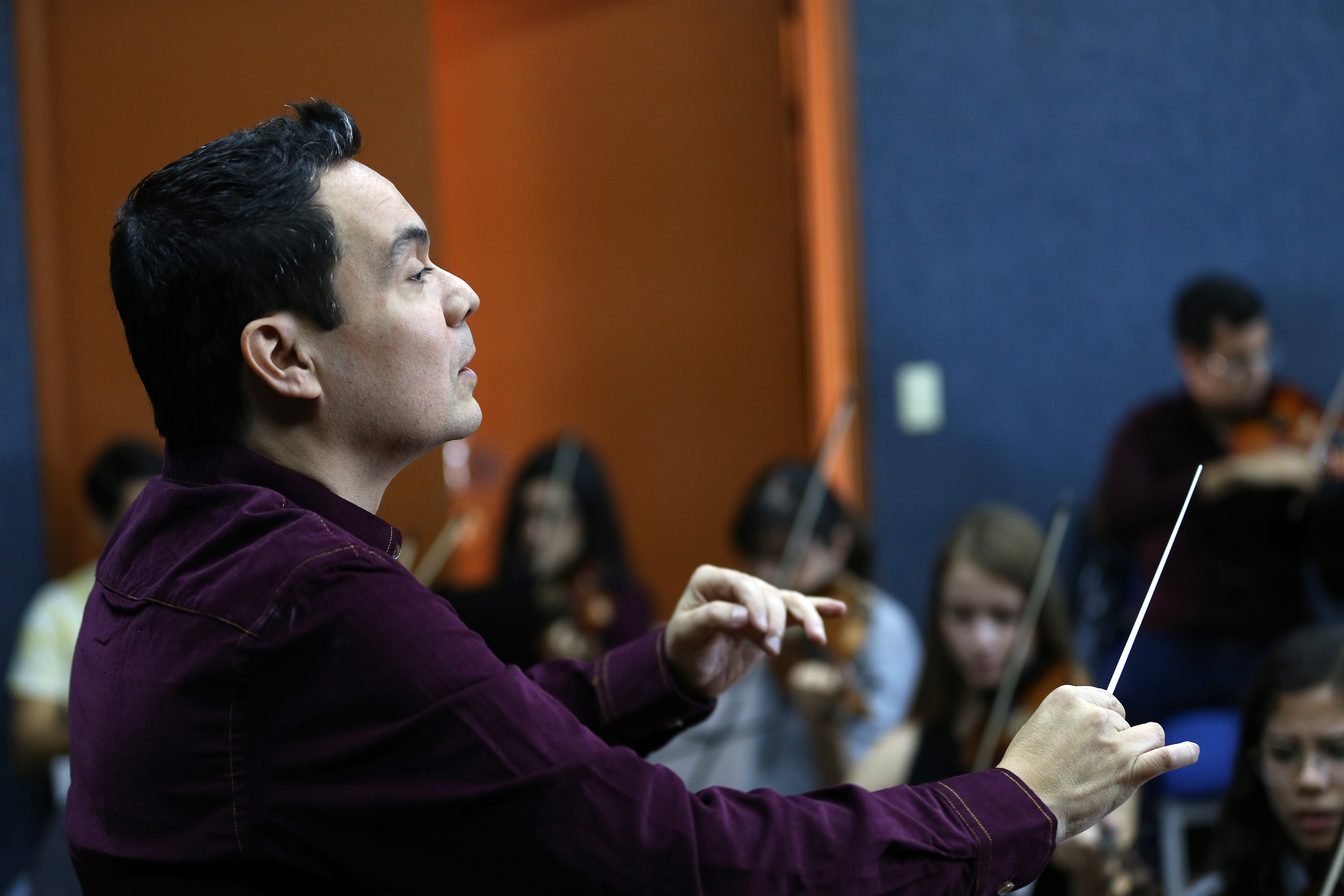 Maestro dirigiendo la orquesta