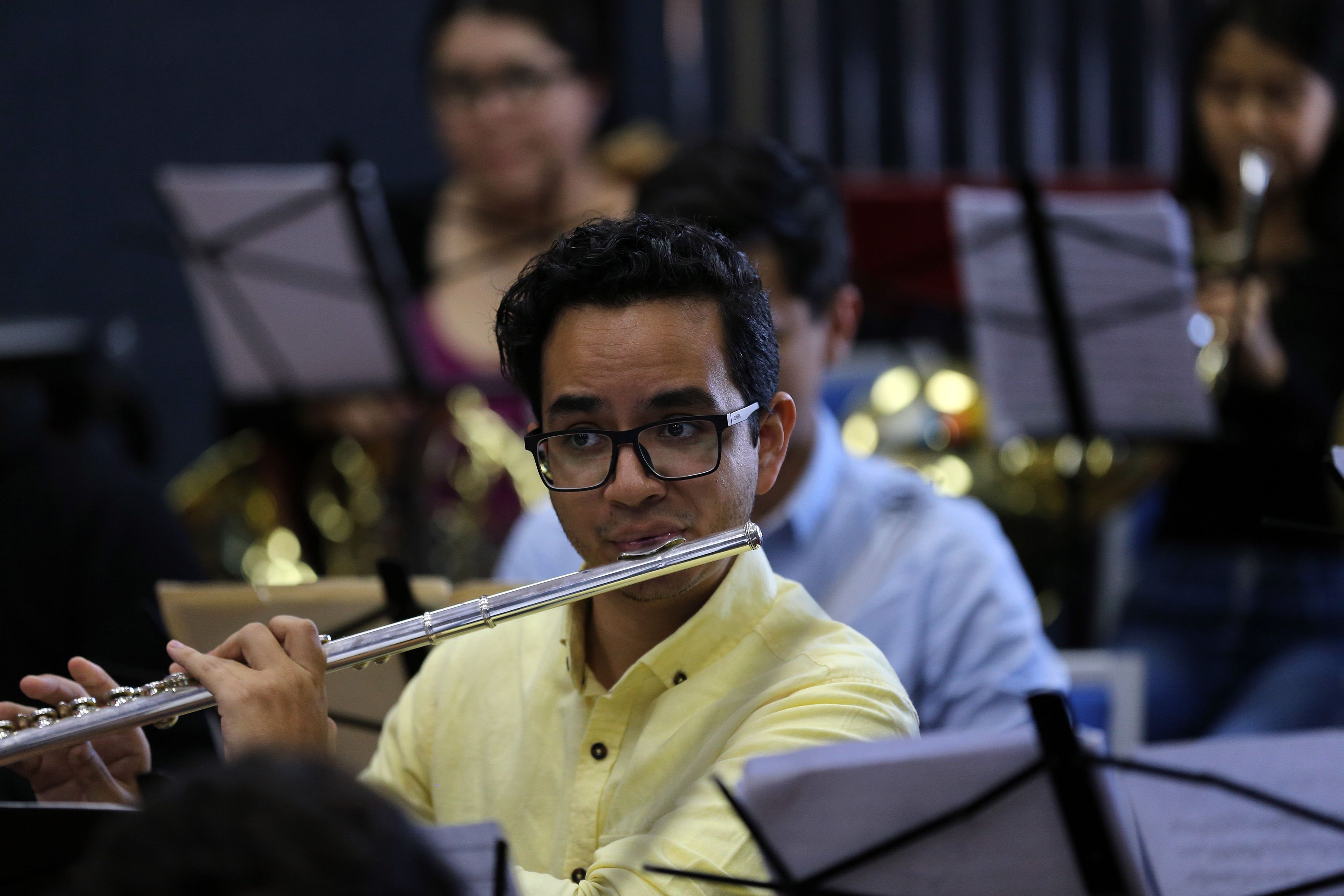 Estudiante de Música tocando flauta transversal
