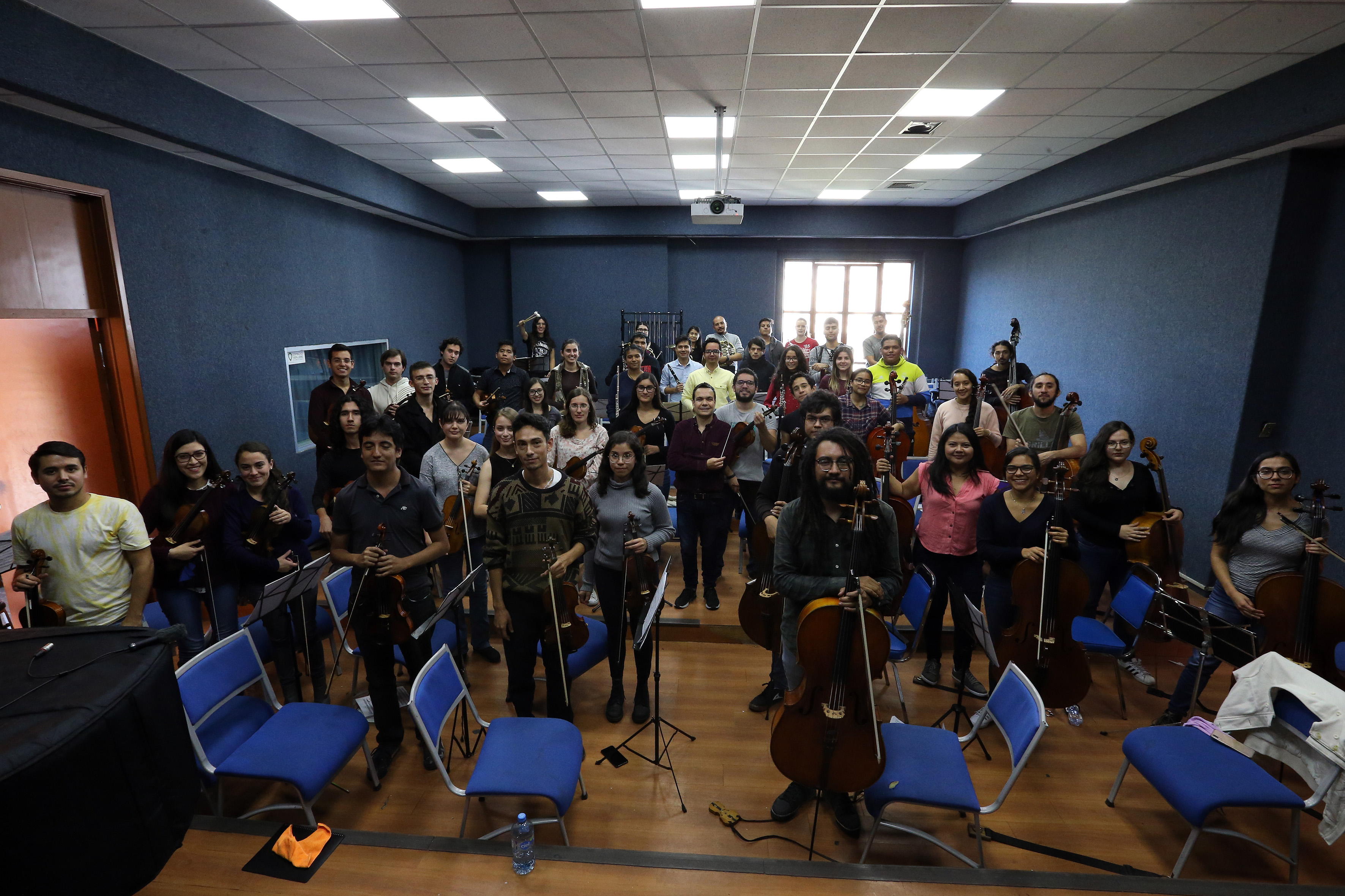 Estudiantes de la orquesta posando para la foto