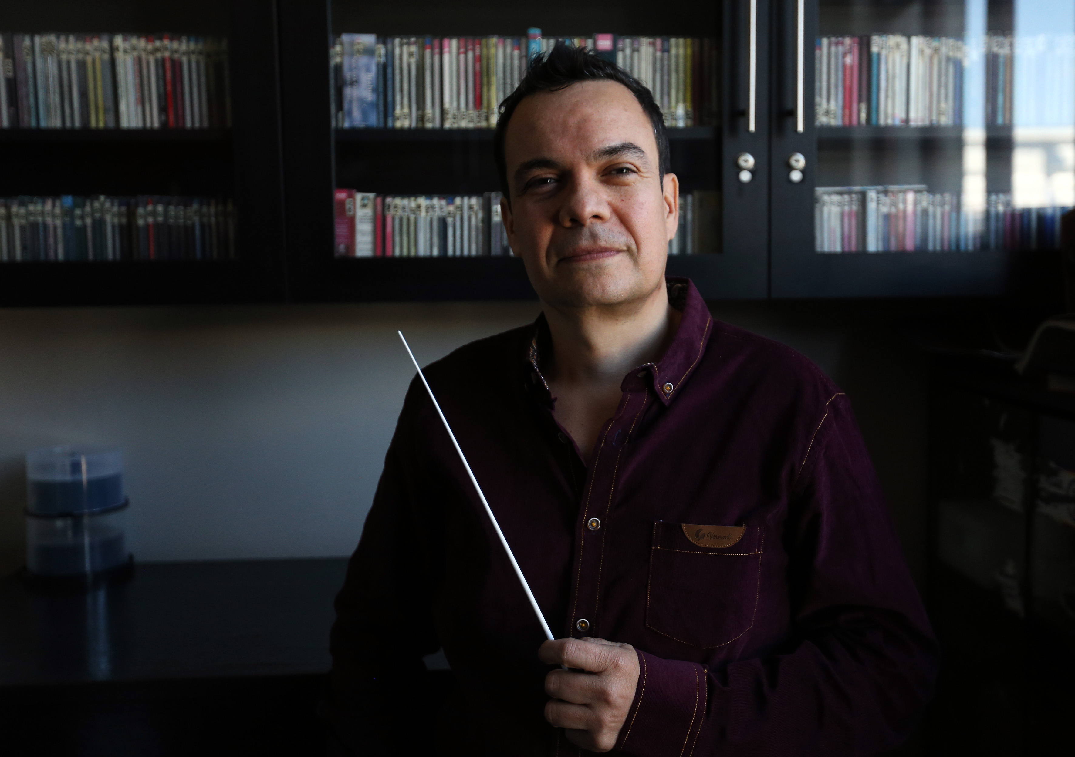 Director de Orquesta posando para la foto