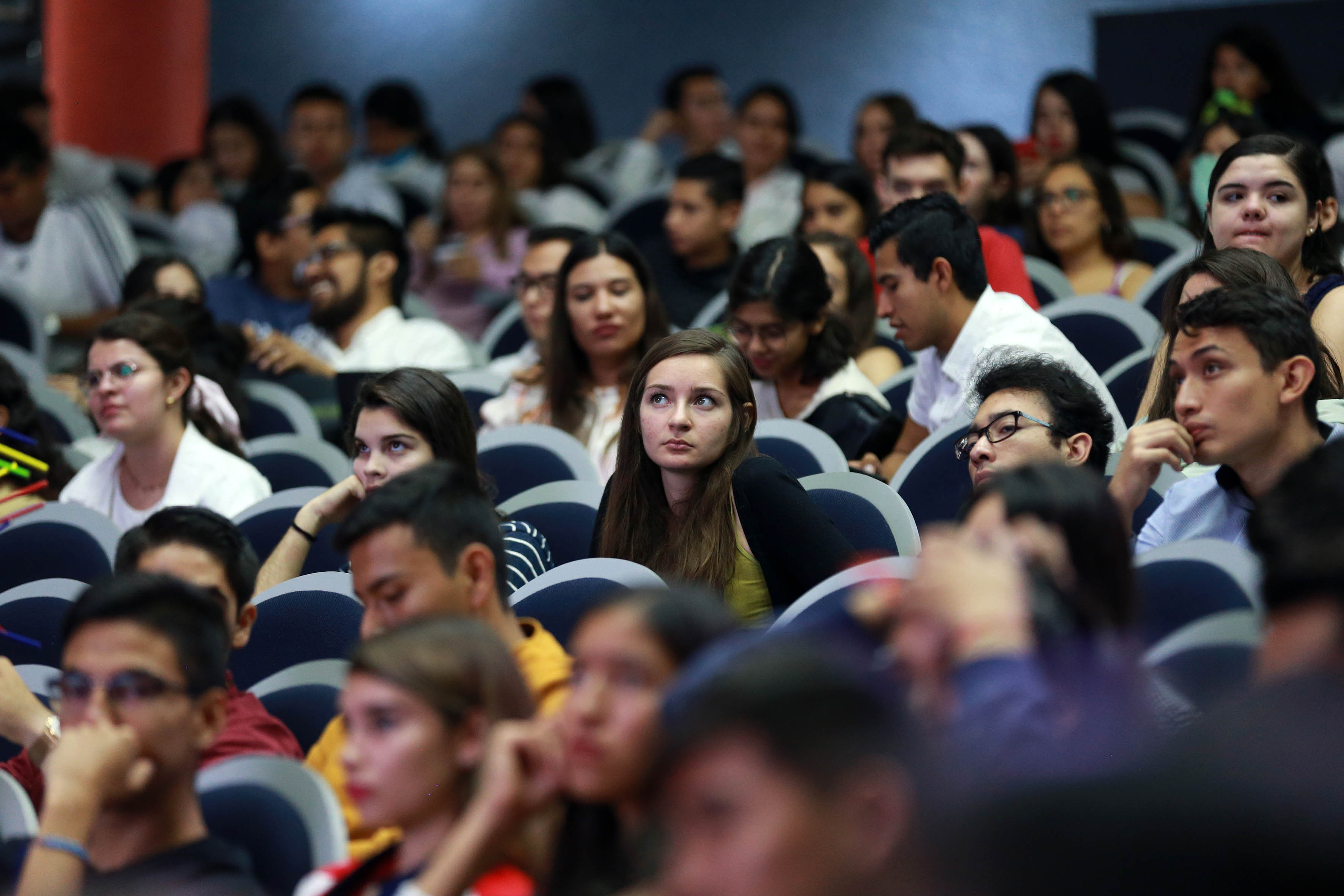 Asistieron varias personas en el Coloquio Universitario