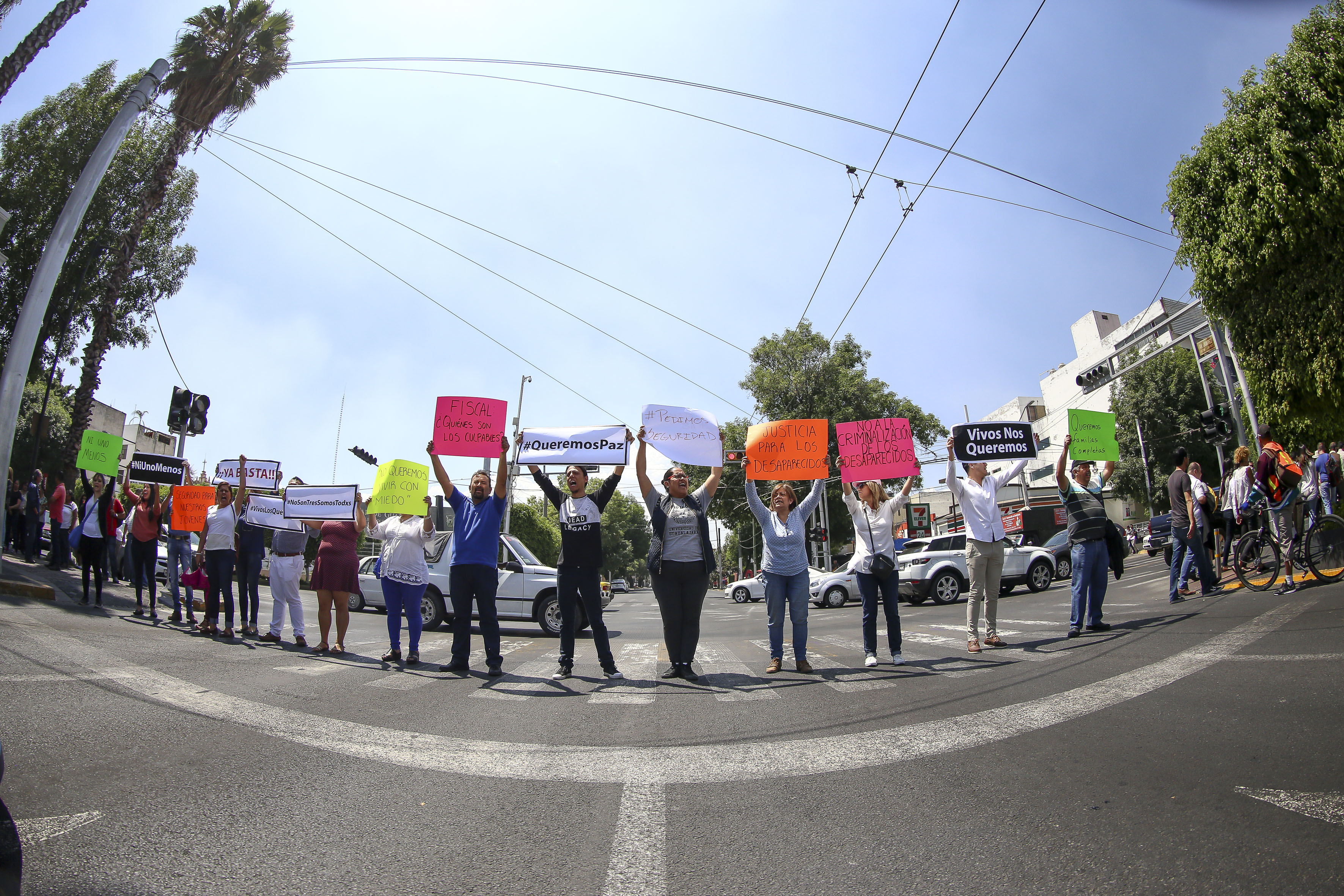 Foto con "ojo de pescado" de alumnos a media calle con pancartas