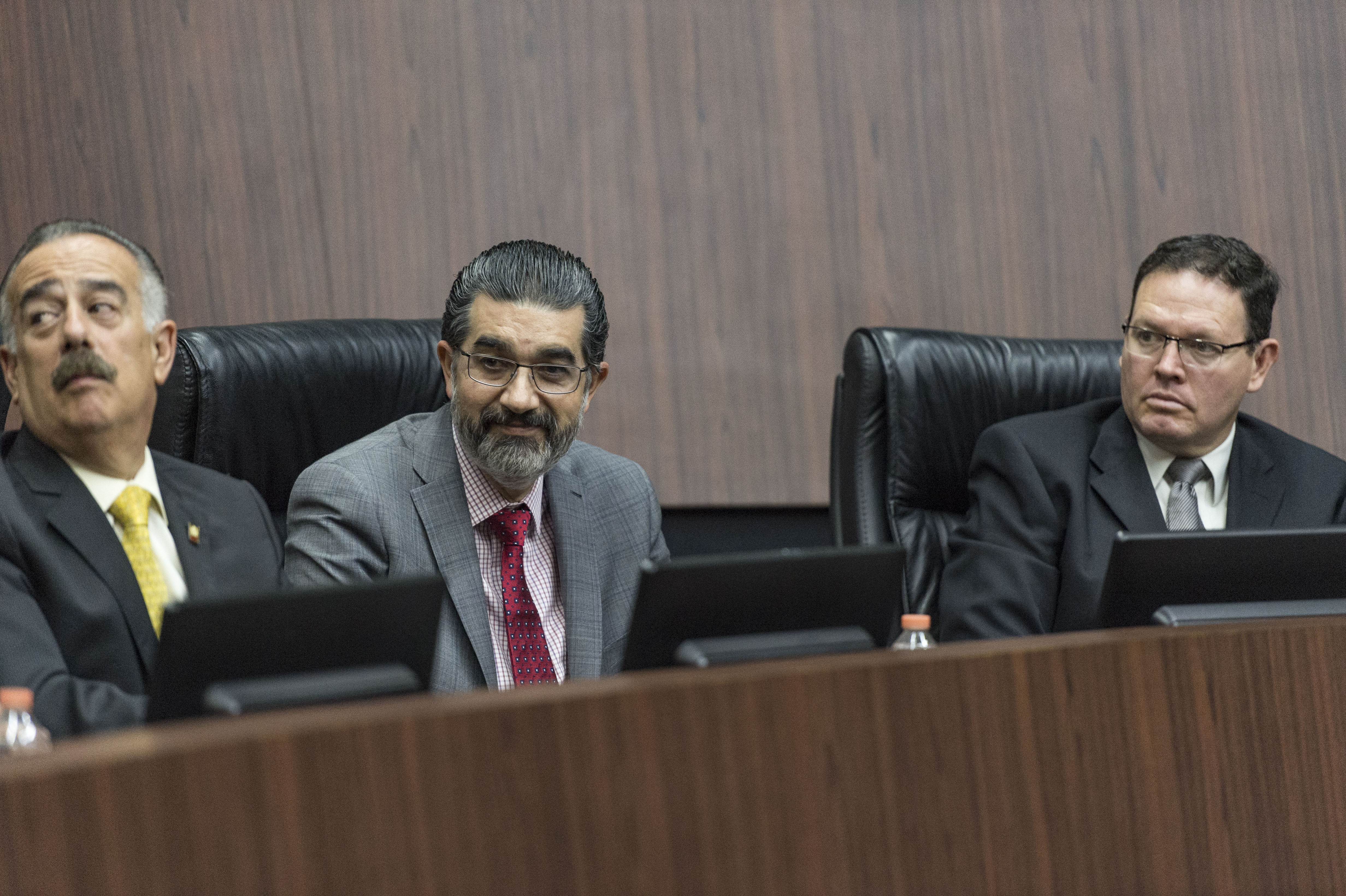 Dr. Daniel Pérez Rulfo entre los miembros del presídium