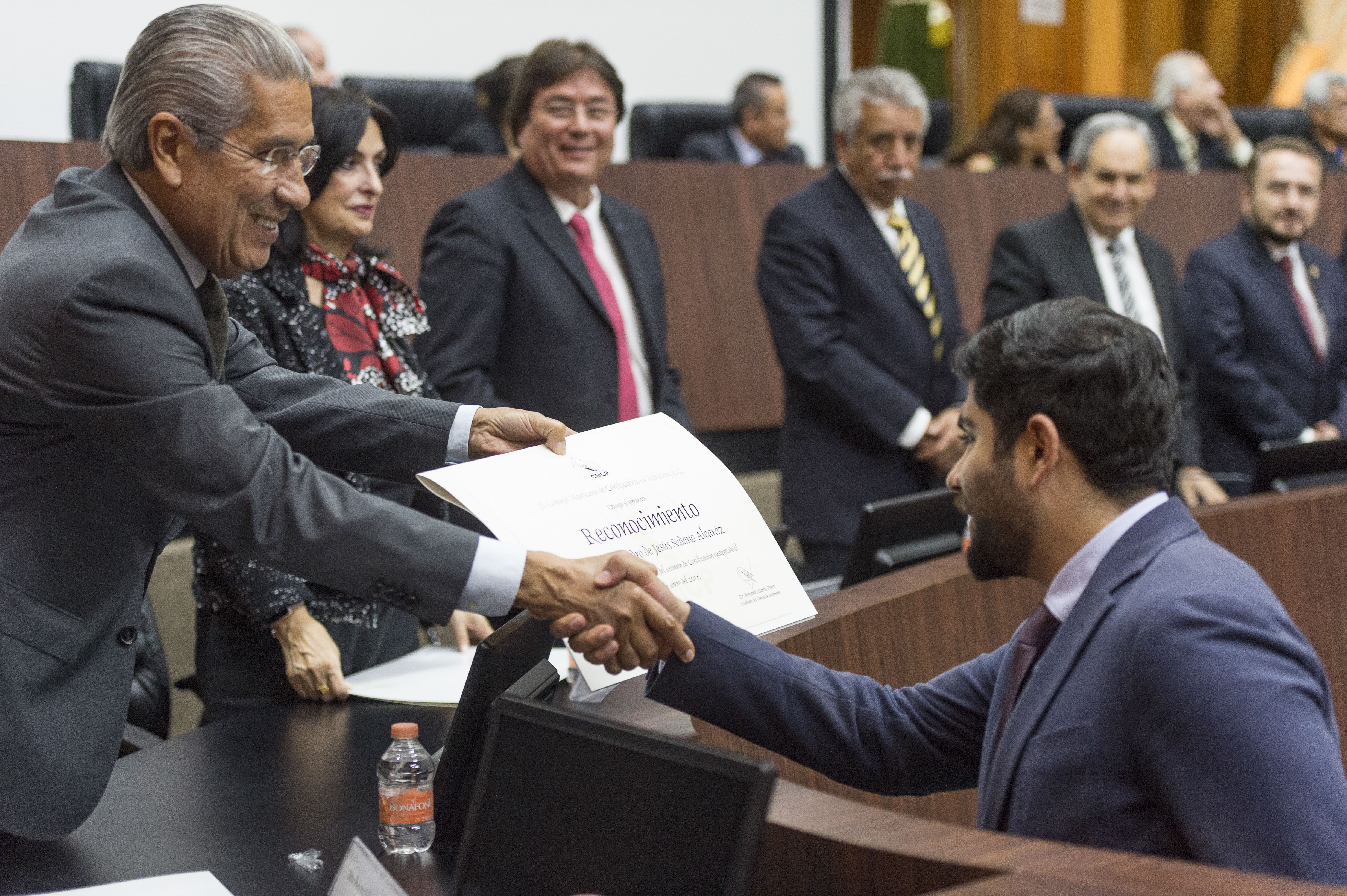Residente de Pediatría recibiendo su reconocimiento