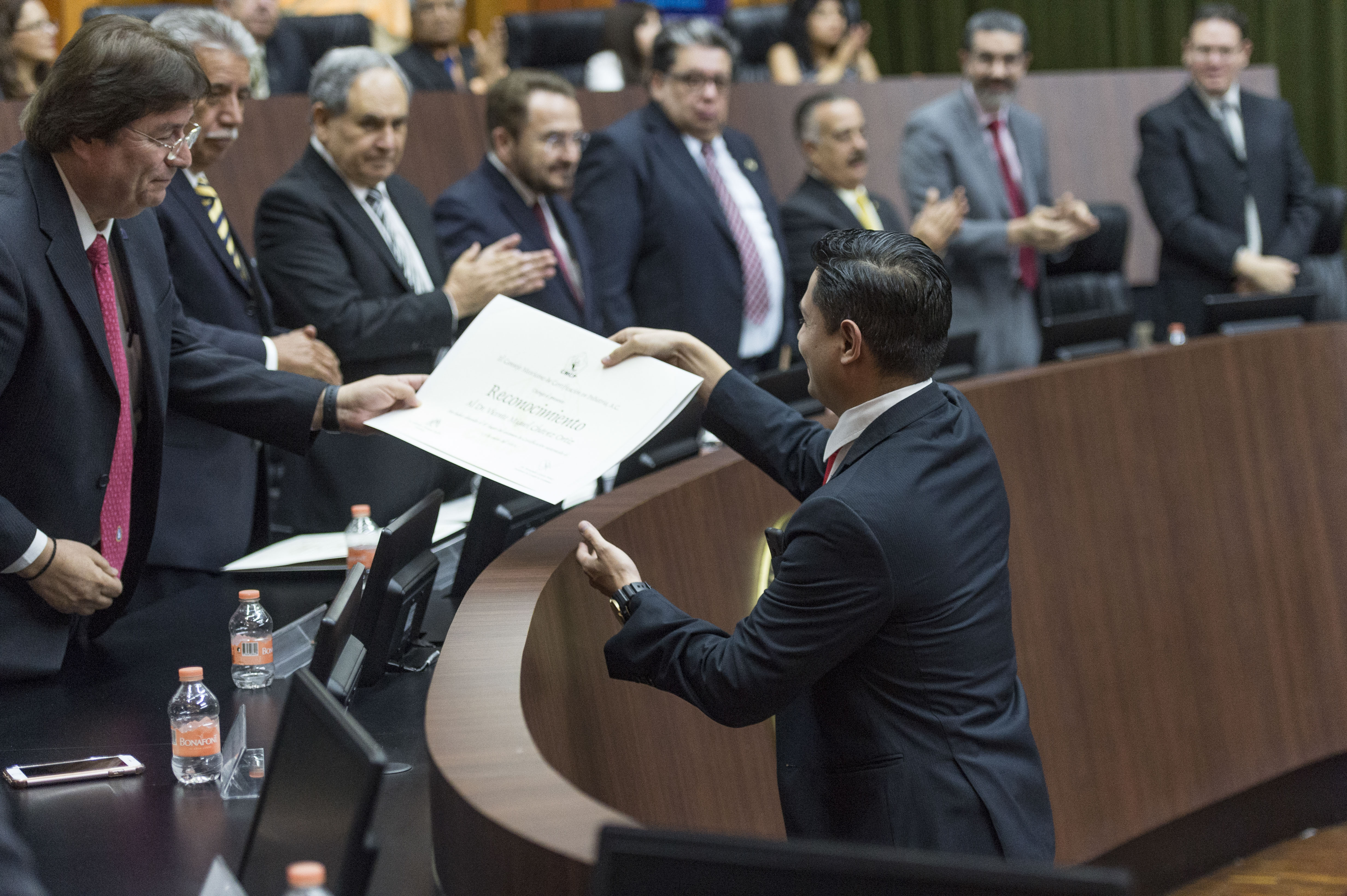 Residente de Pediatría recibiendo su reconocimiento