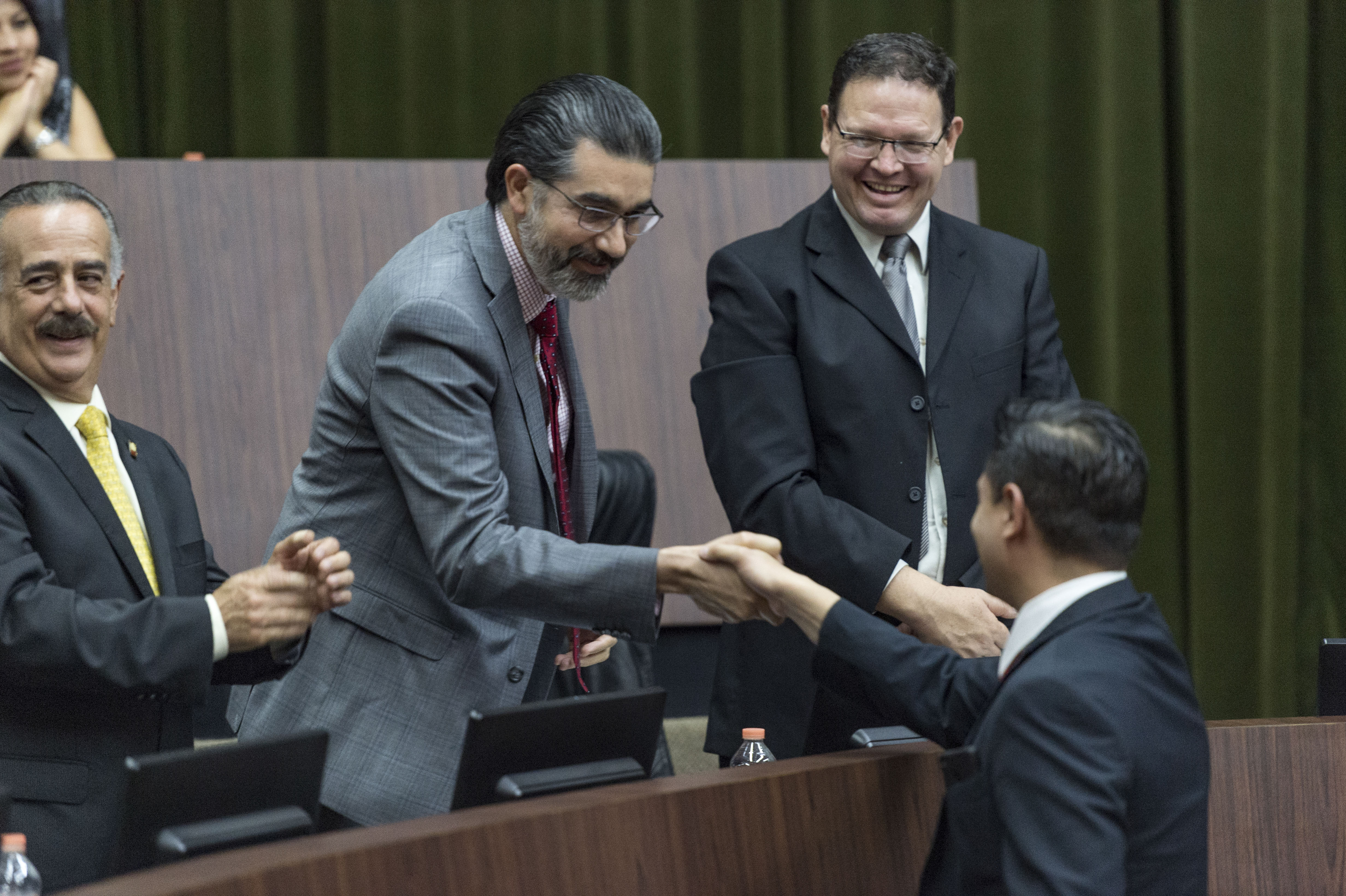 Residente de Pediatría recibiendo su reconocimiento