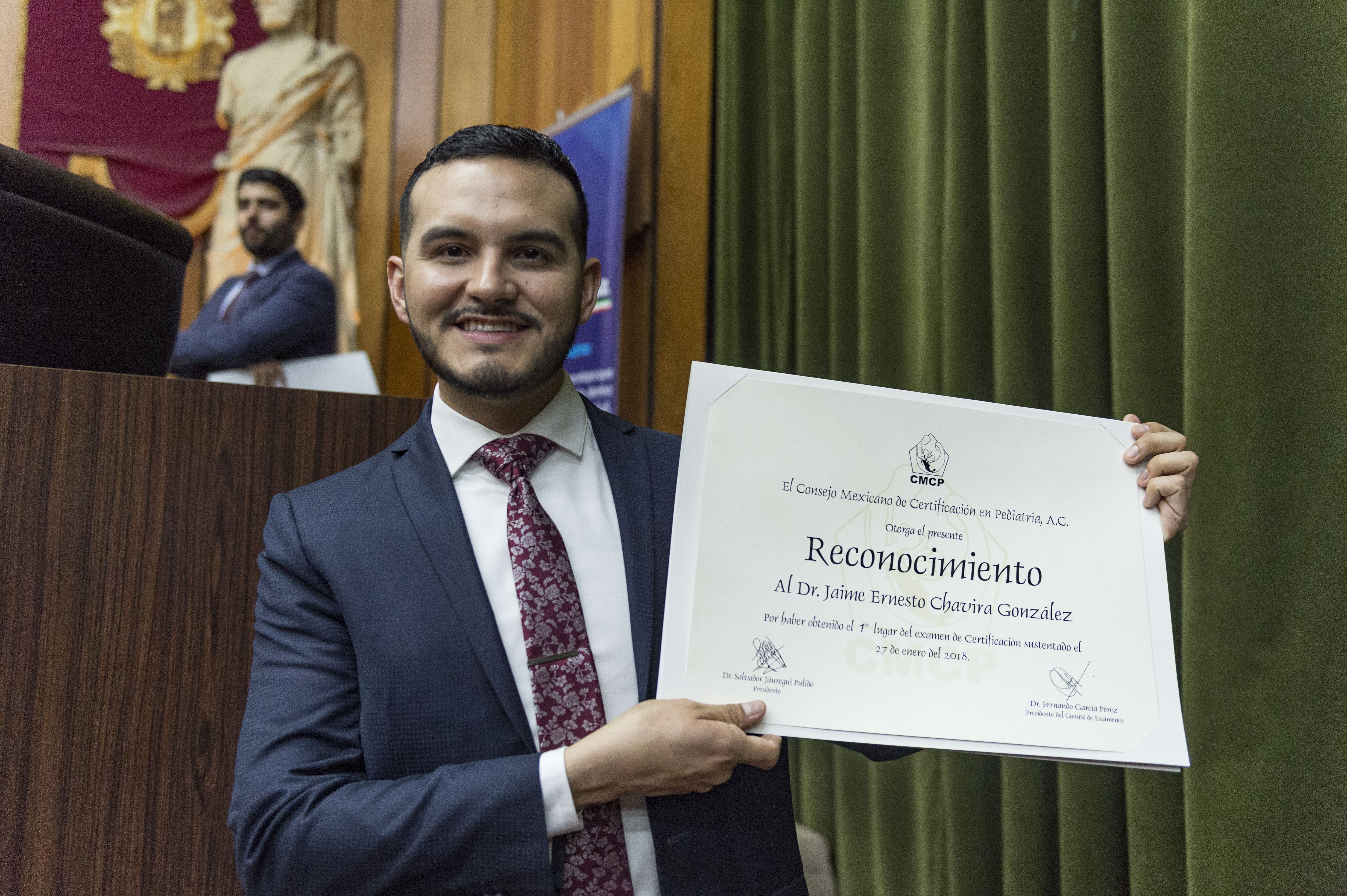 Dr. Jaime Ernesto Chavira, exhibiendo su reconocimiento de primer lugar