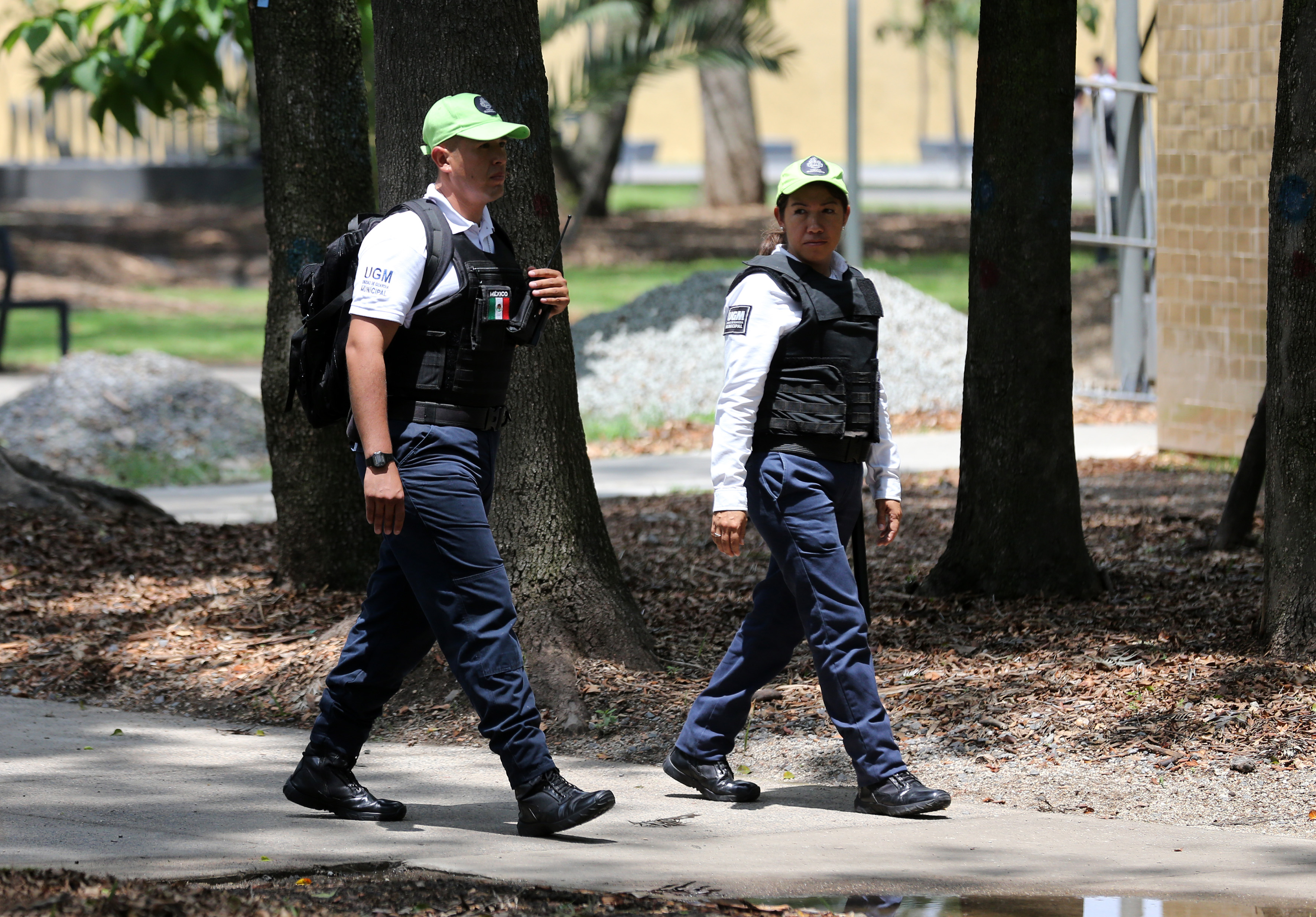 Policías pie a tierra haciendo rondín