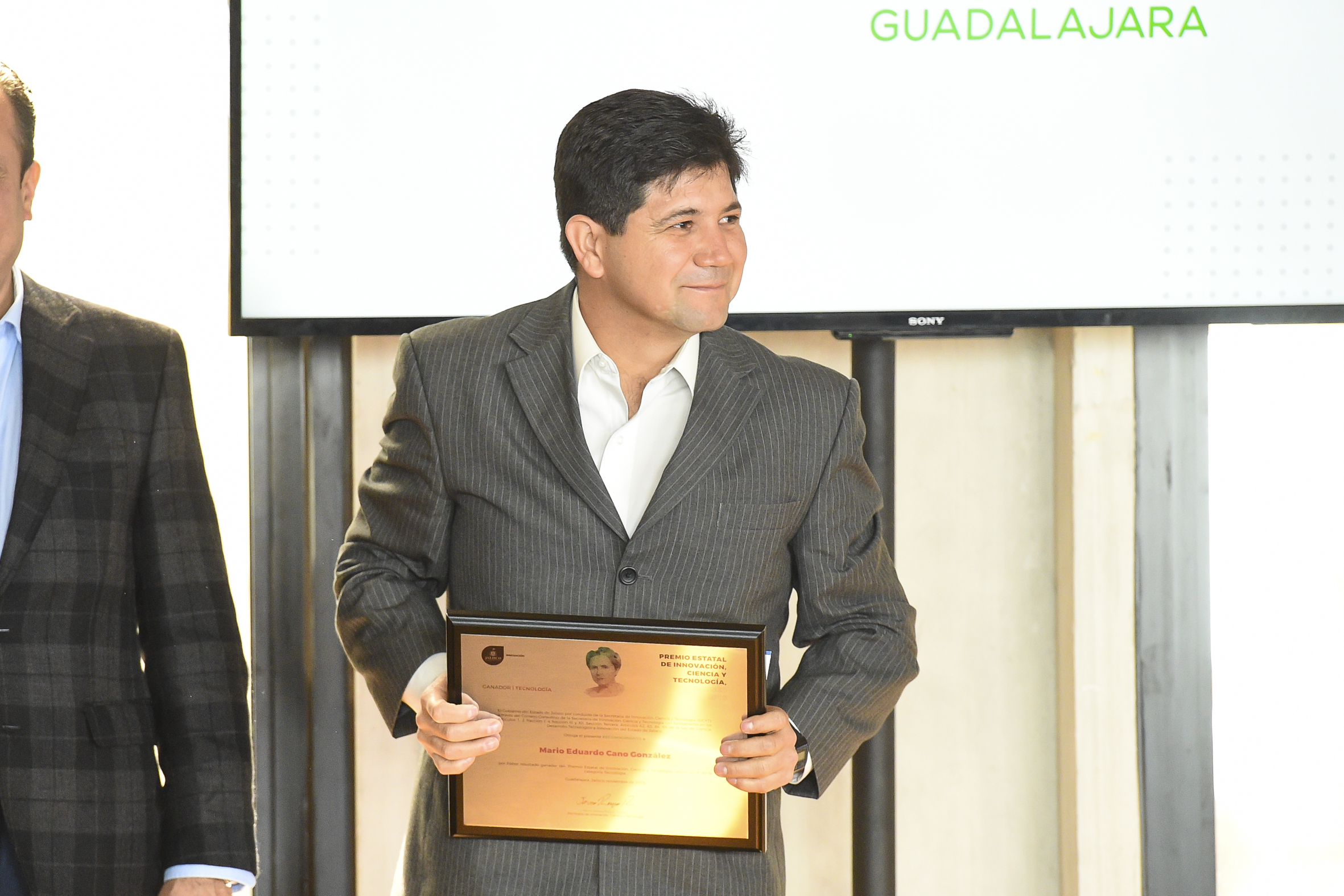  Dr. Mario Eduardo Cano González de CUValles posando para la foto