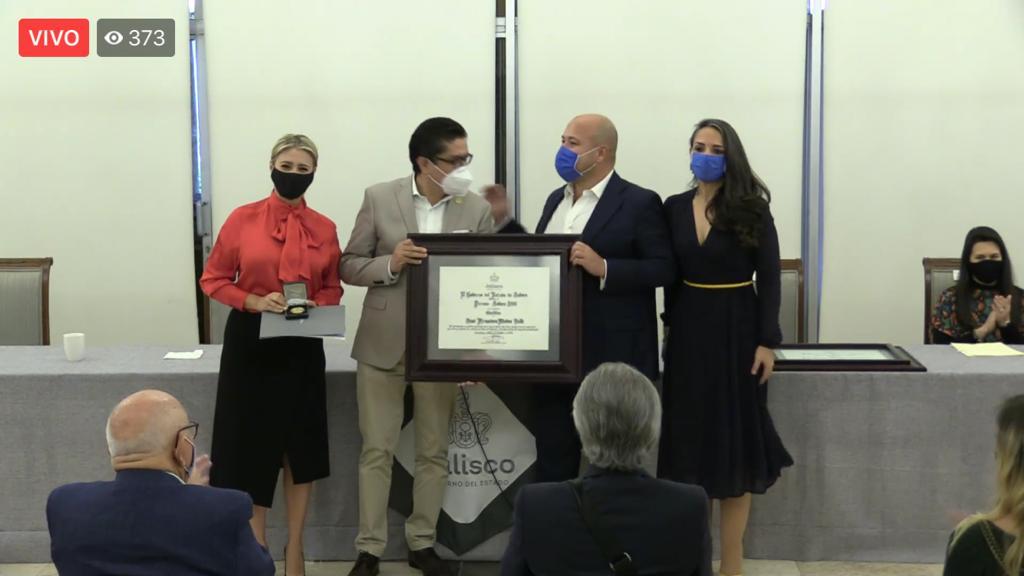 Momento en el que el Rector del CUCS Recibe el pergamino de manos del gobernador