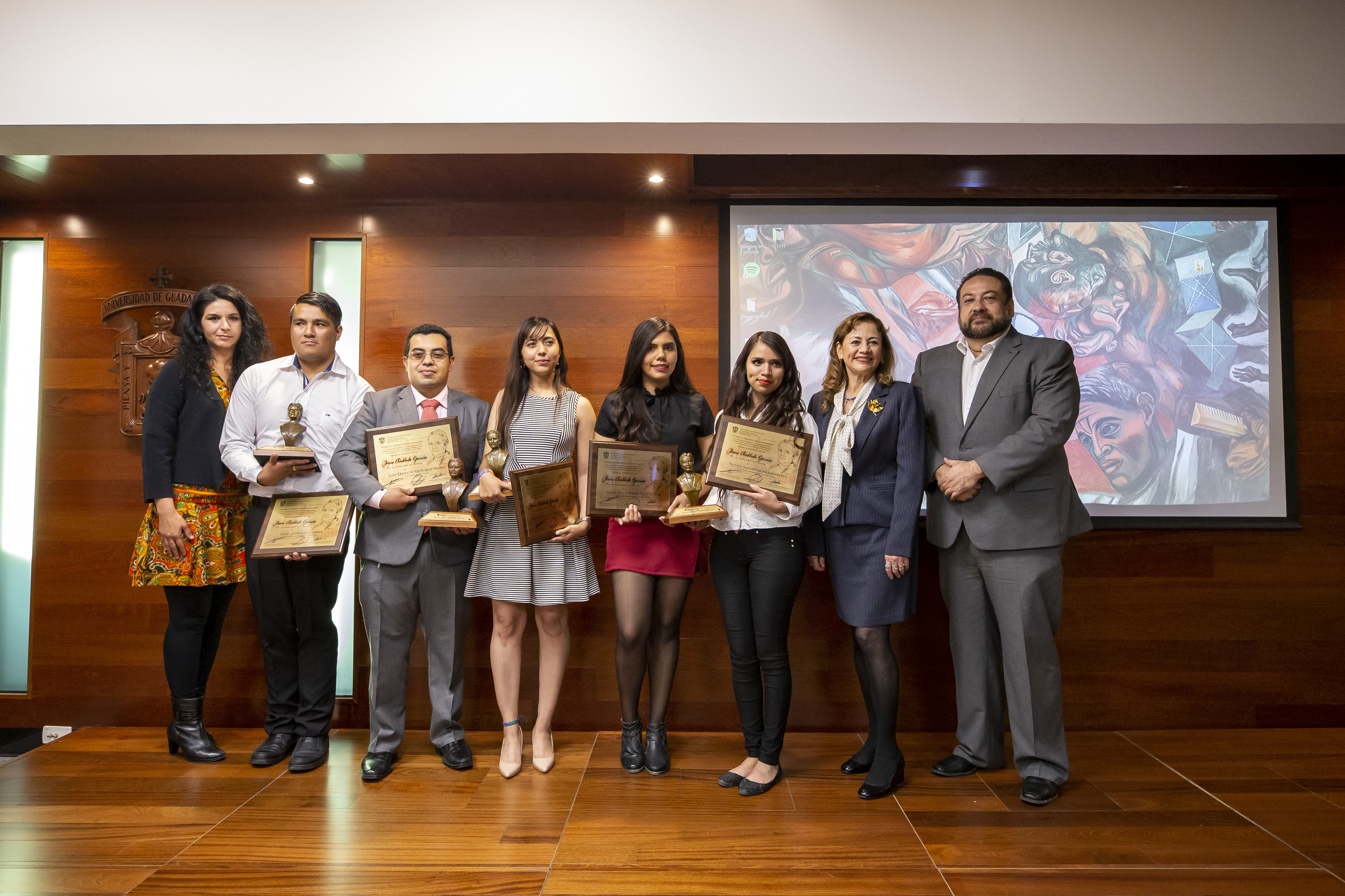 Foto grupal funcionarios y galardonados